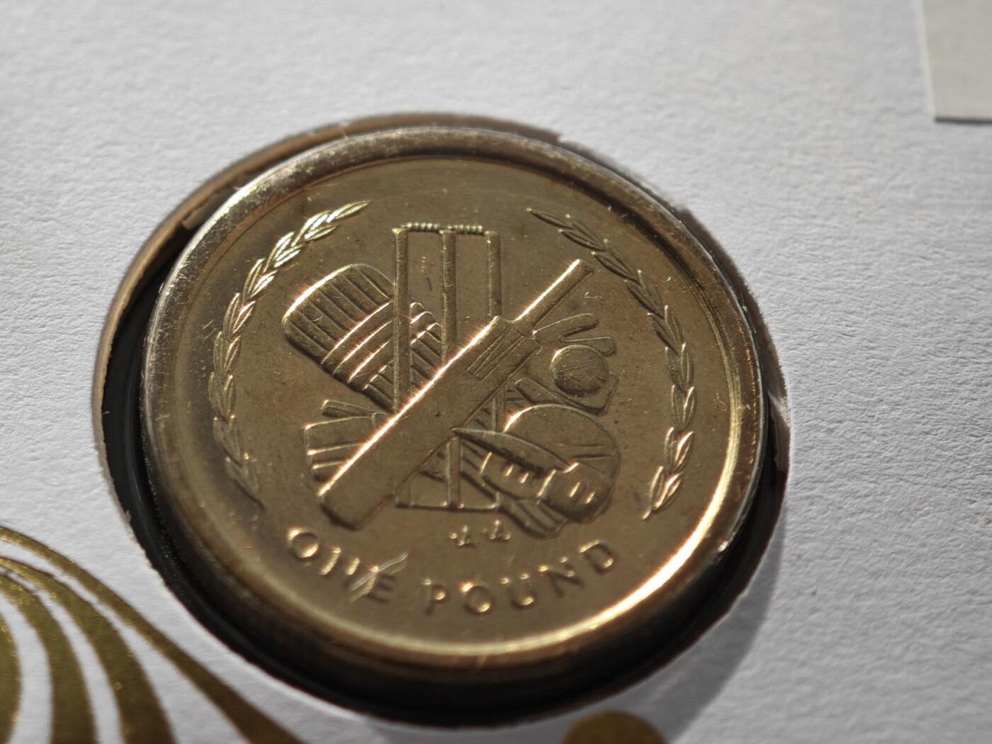 【淘币小摊】限时拍第八百零七拍  克朗币邮币封场  满百包邮可预留两周  周一统一发货   马恩岛1997年板球1镑纪念币邮币封