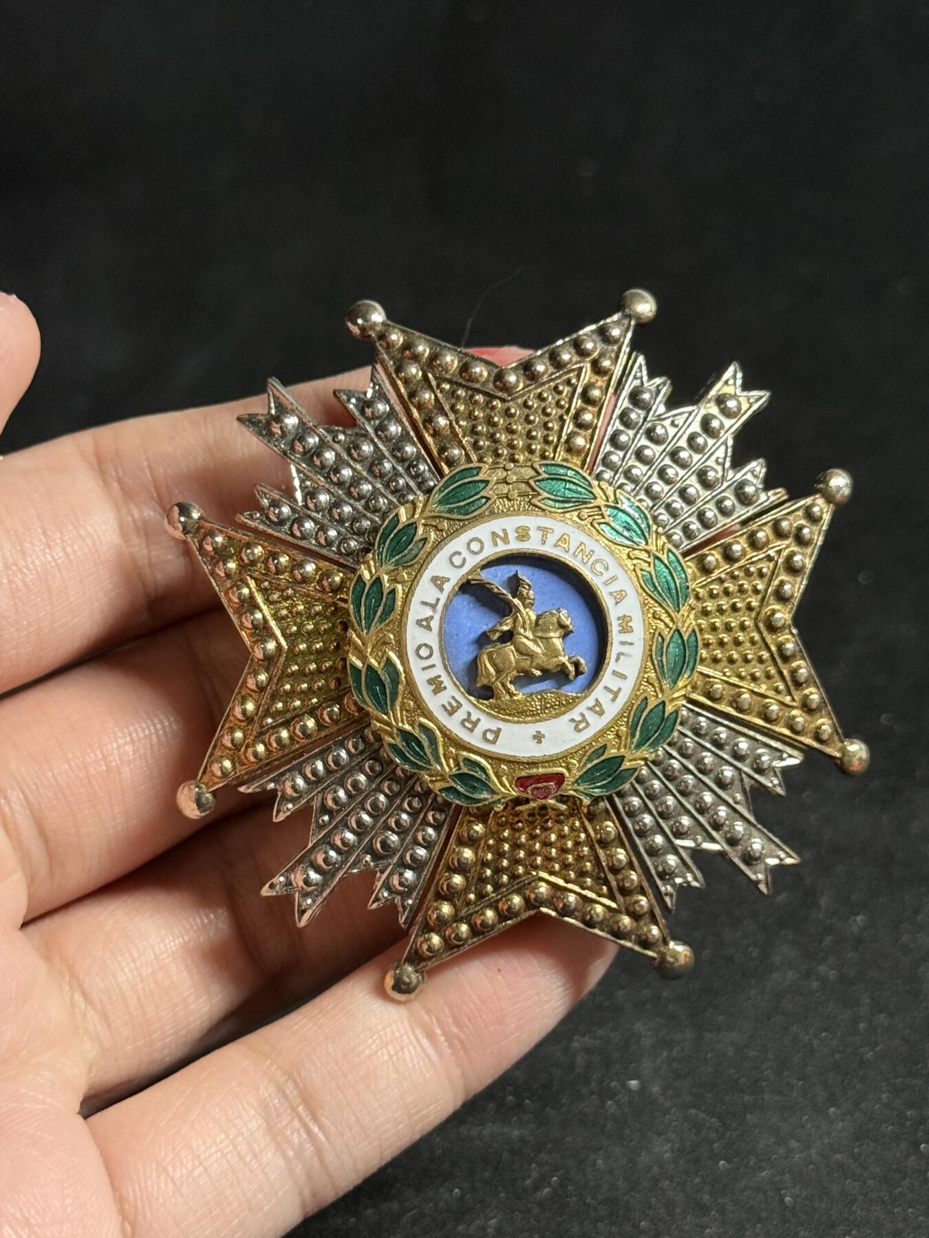 戎马世界章牌大赏第108期 西班牙圣埃尔曼希尔多勋章，星芒章，后期铜制版本