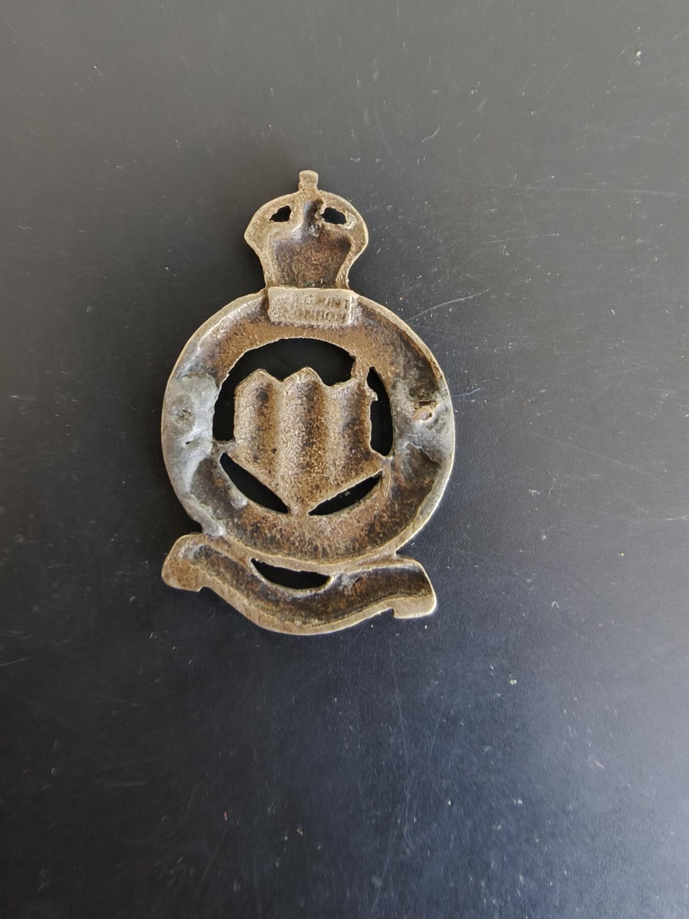 老王徽章第165期 英国诺森伯兰骠骑兵团帽徽     一战时期    背杆损坏