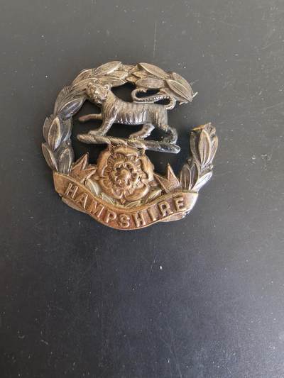老王徽章第165期 - 英国汉普郡步兵团帽徽    一战时期    背杆损坏