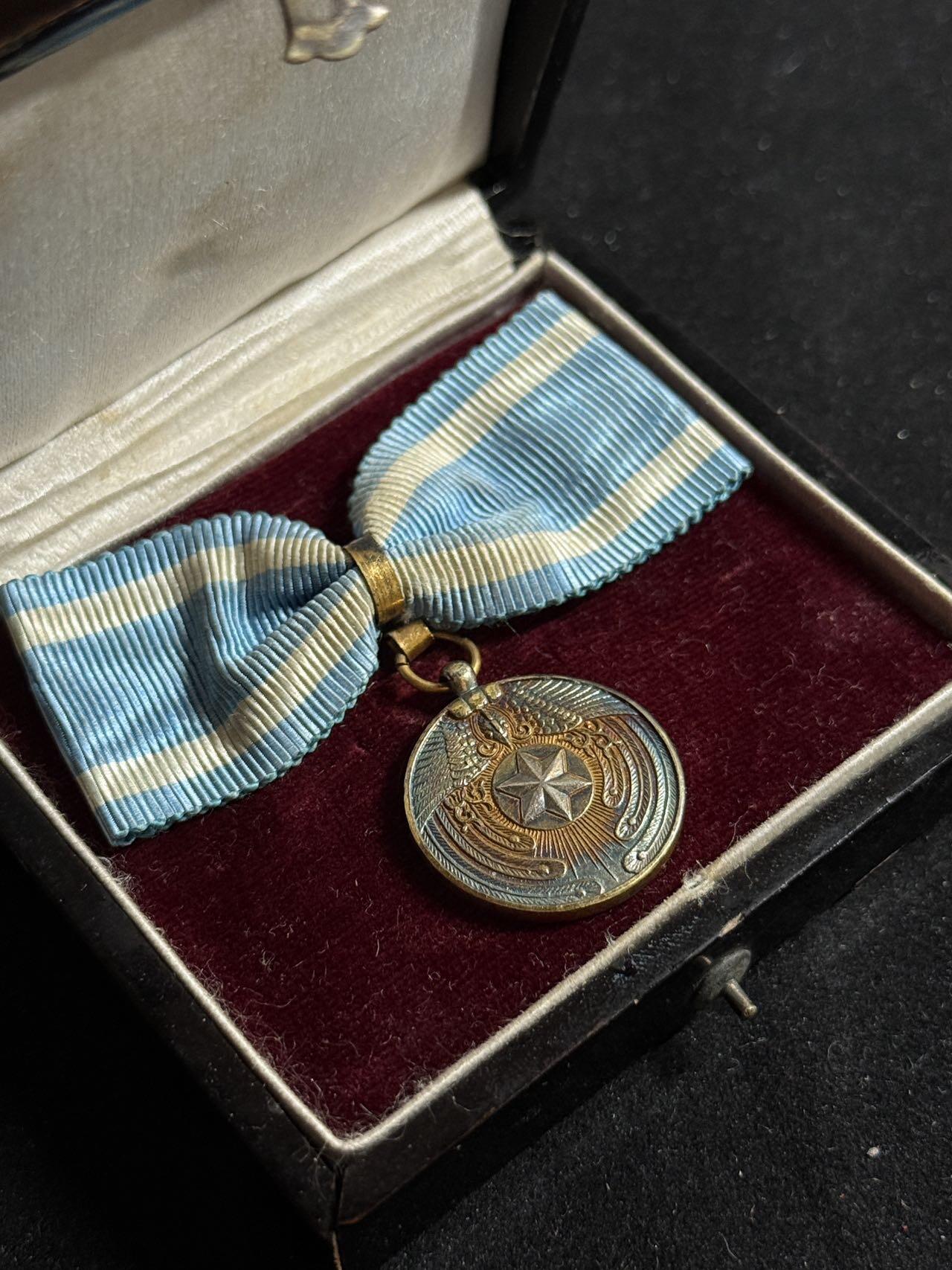 戎马世界章牌大赏第108期 日本帝国军人后援会证章，盒子散架