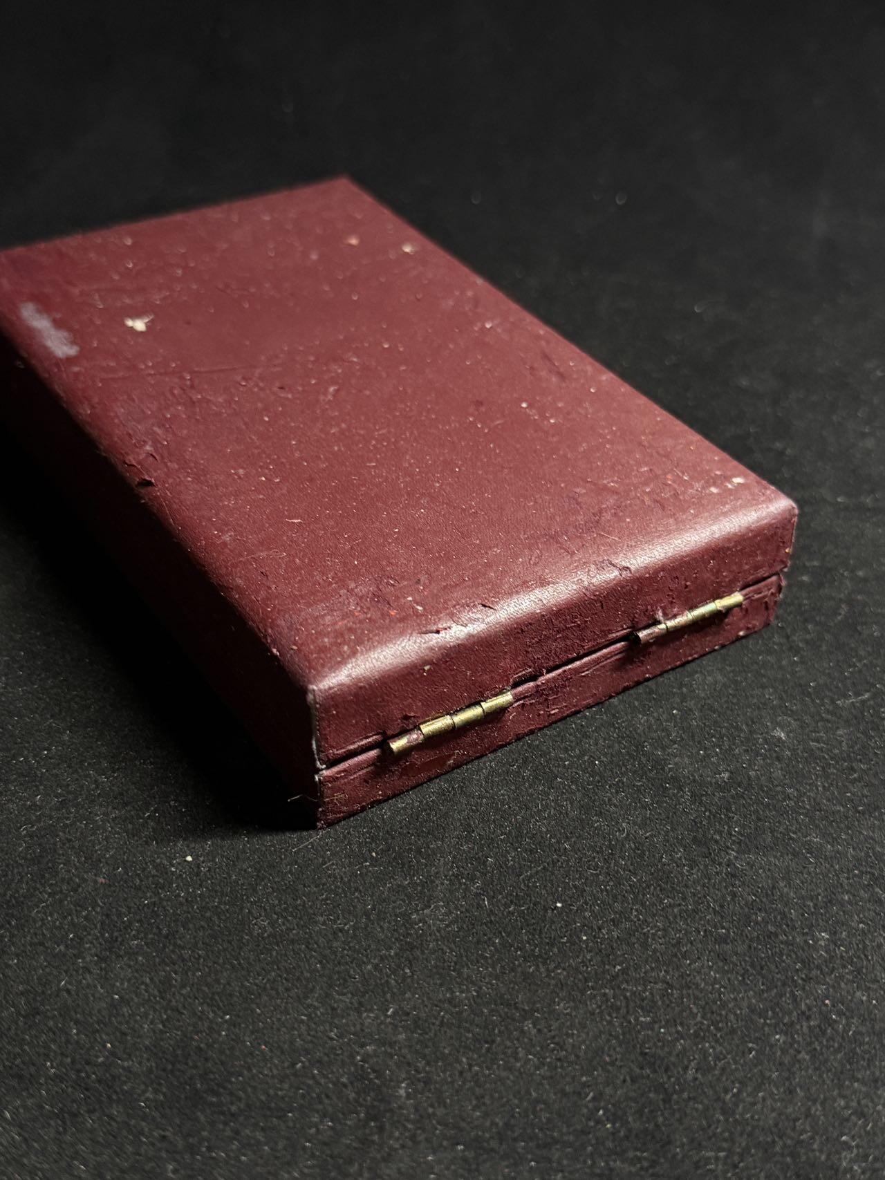 戎马世界章牌大赏第108期 匈牙利银级劳动勋章，盒子表面有破损