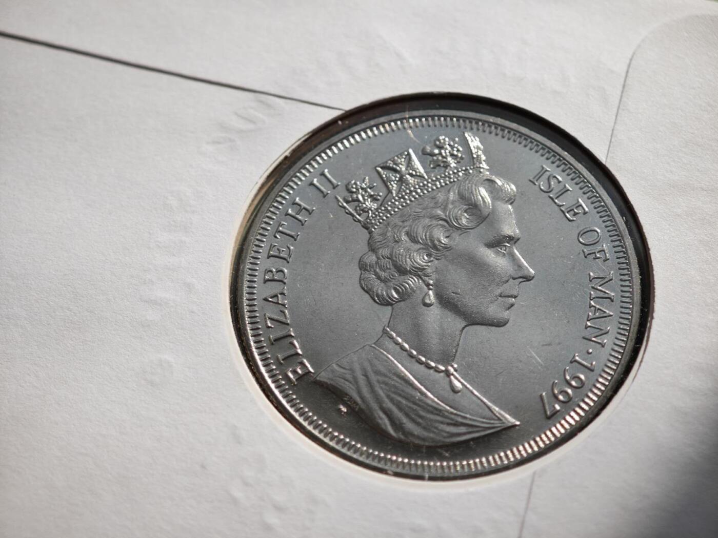 【淘币小摊】限时拍第八百零七拍  克朗币邮币封场  满百包邮可预留两周  周一统一发货   马恩岛1997年女王金婚克朗纪念币邮币封