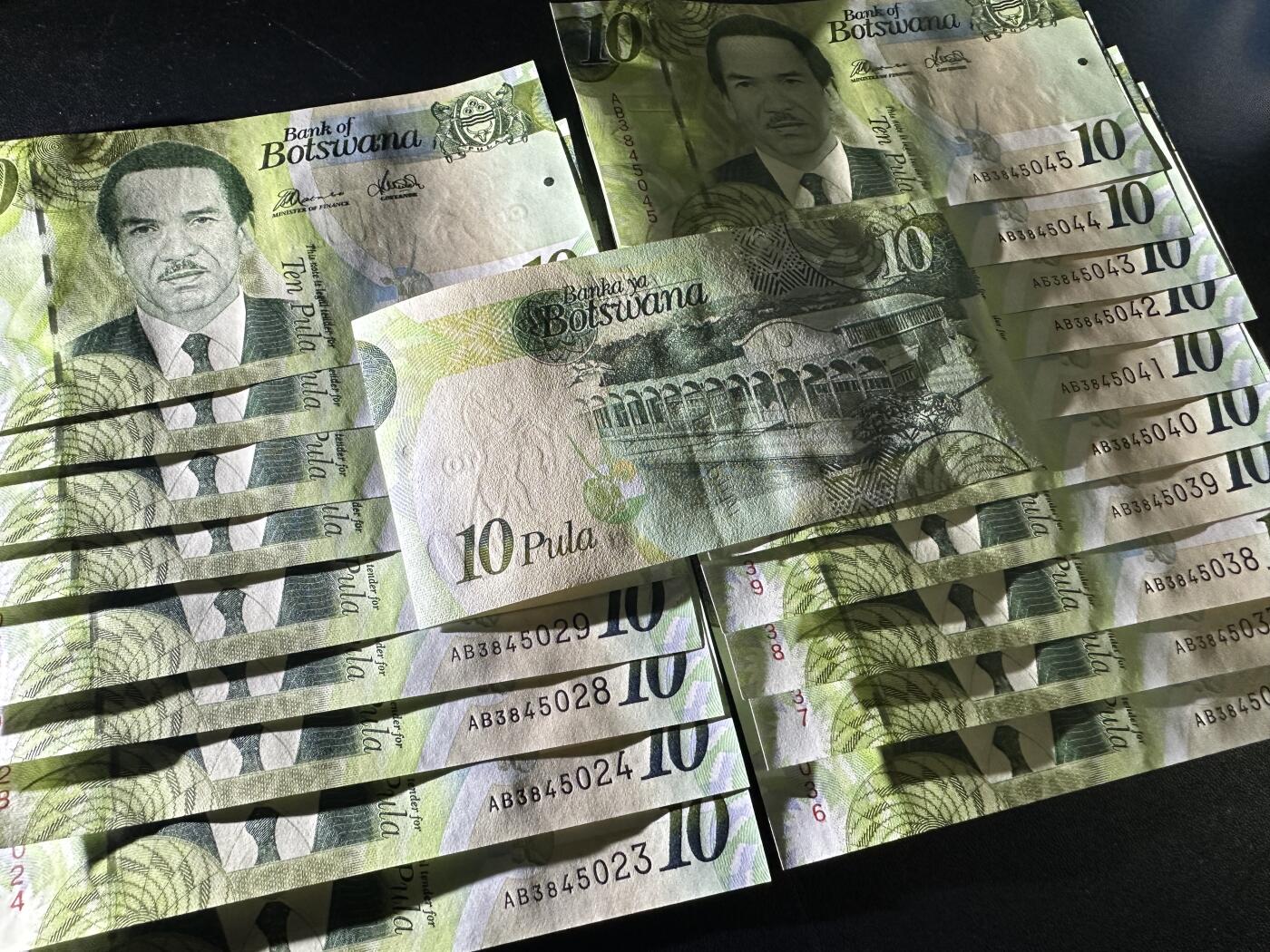 《外钞收藏家》第五百八十七期（精选场）（本平台长期征集拍品、欢迎藏友们联系合作） 博茨瓦纳10 二十张一起 大部分连号 全新UNC