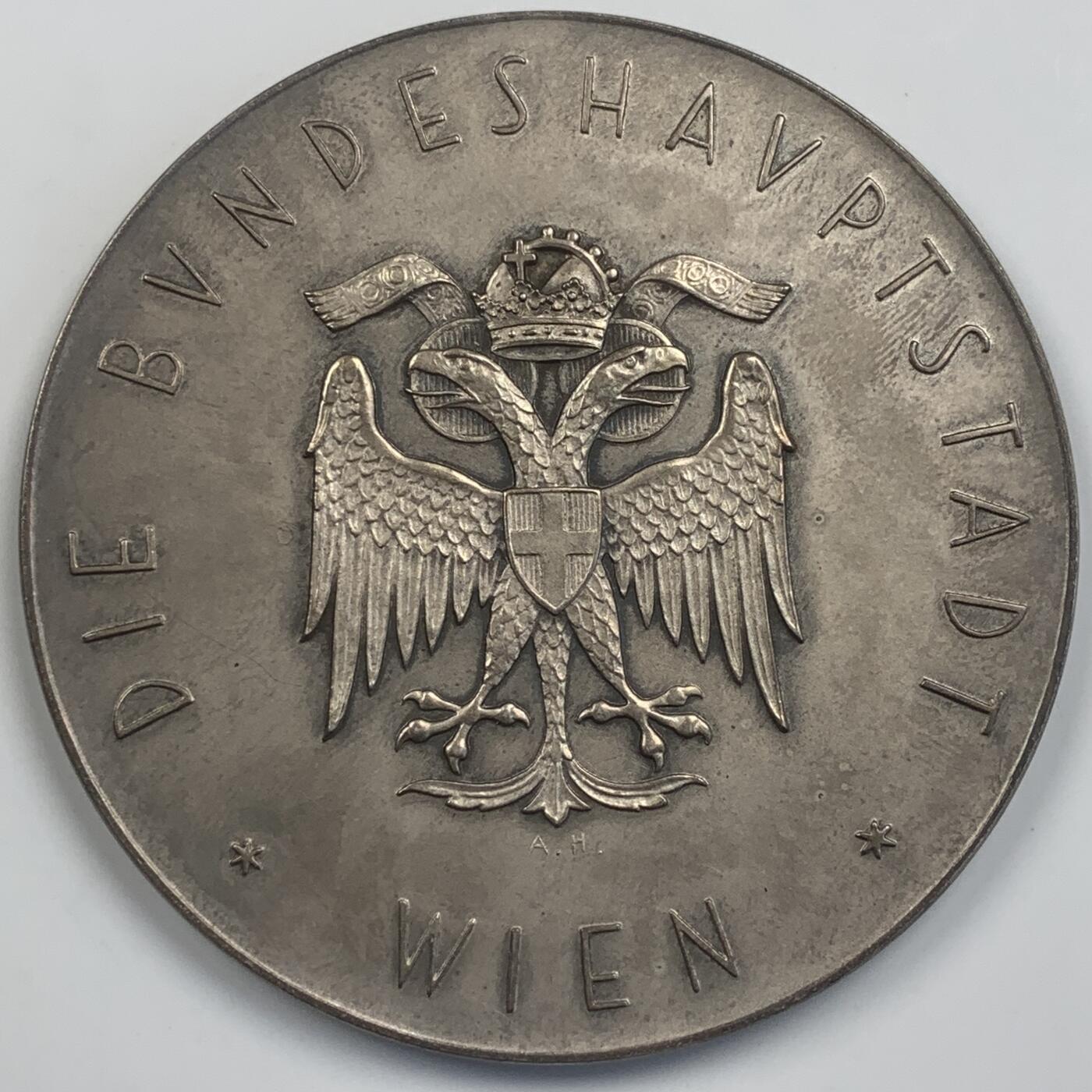 掌中浮雕-藏着的欧洲第043场 1910-1935年奥地利维也纳市政府服务25周年纪念银章，65mm，90g