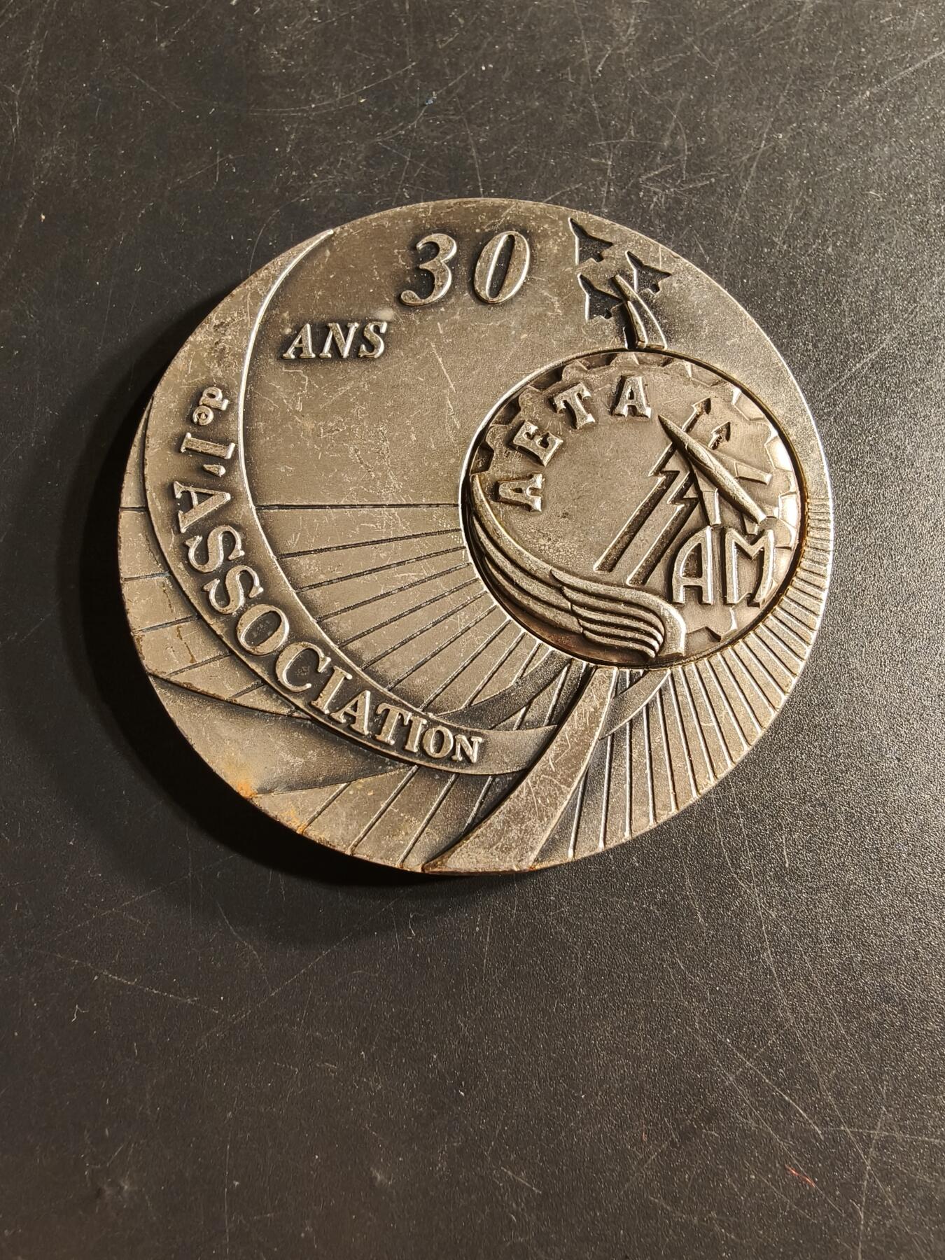 老王徽章第165期 法国技术教育学院学生会30周年镀银大铜章     直径64mm.    重量170g