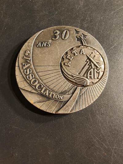 老王徽章第165期 - 法国技术教育学院学生会30周年镀银大铜章     直径64mm.    重量170g