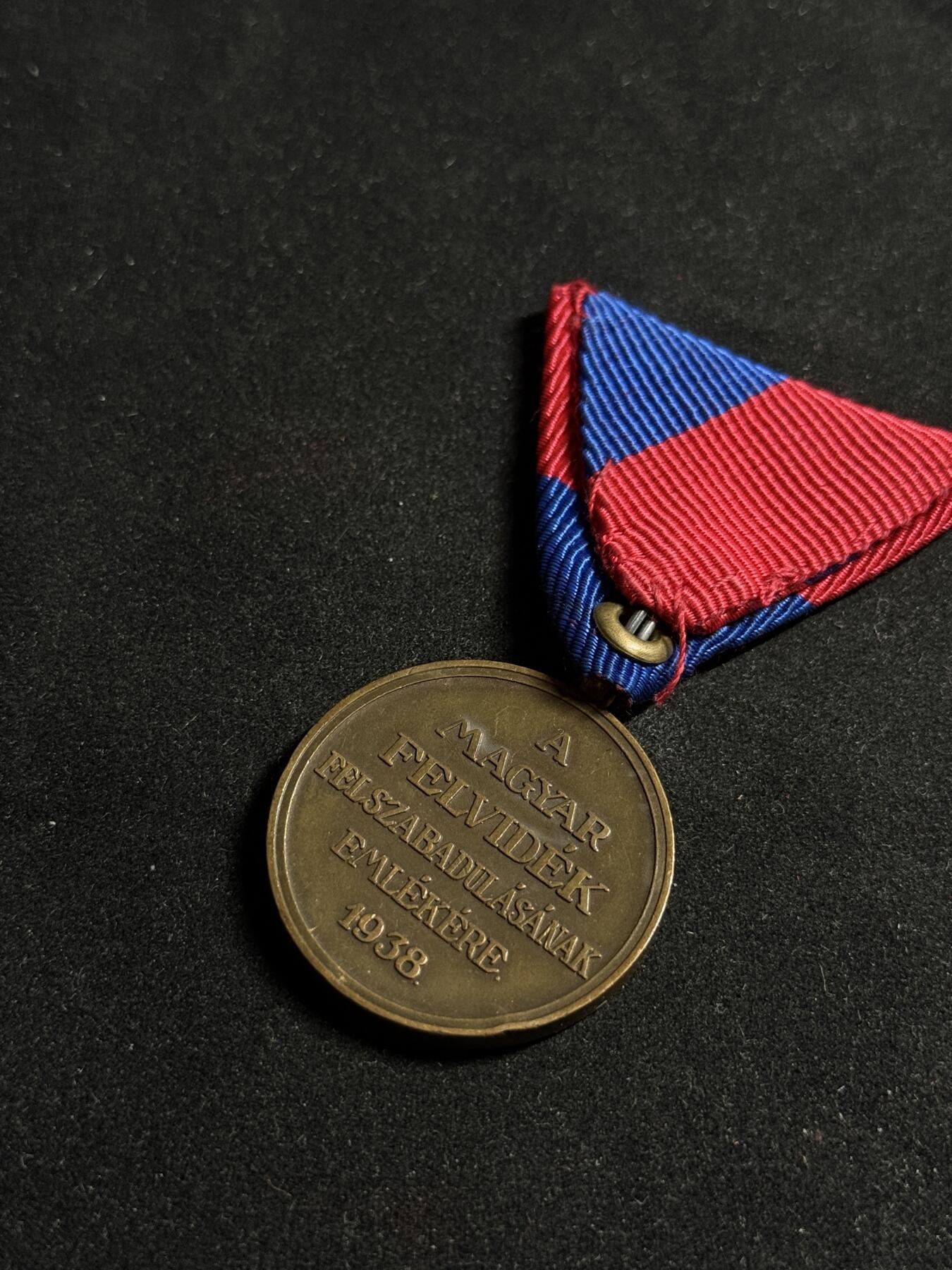 戎马世界章牌大赏第108期 匈牙利1938年收复上匈牙利奖章，上挂后配