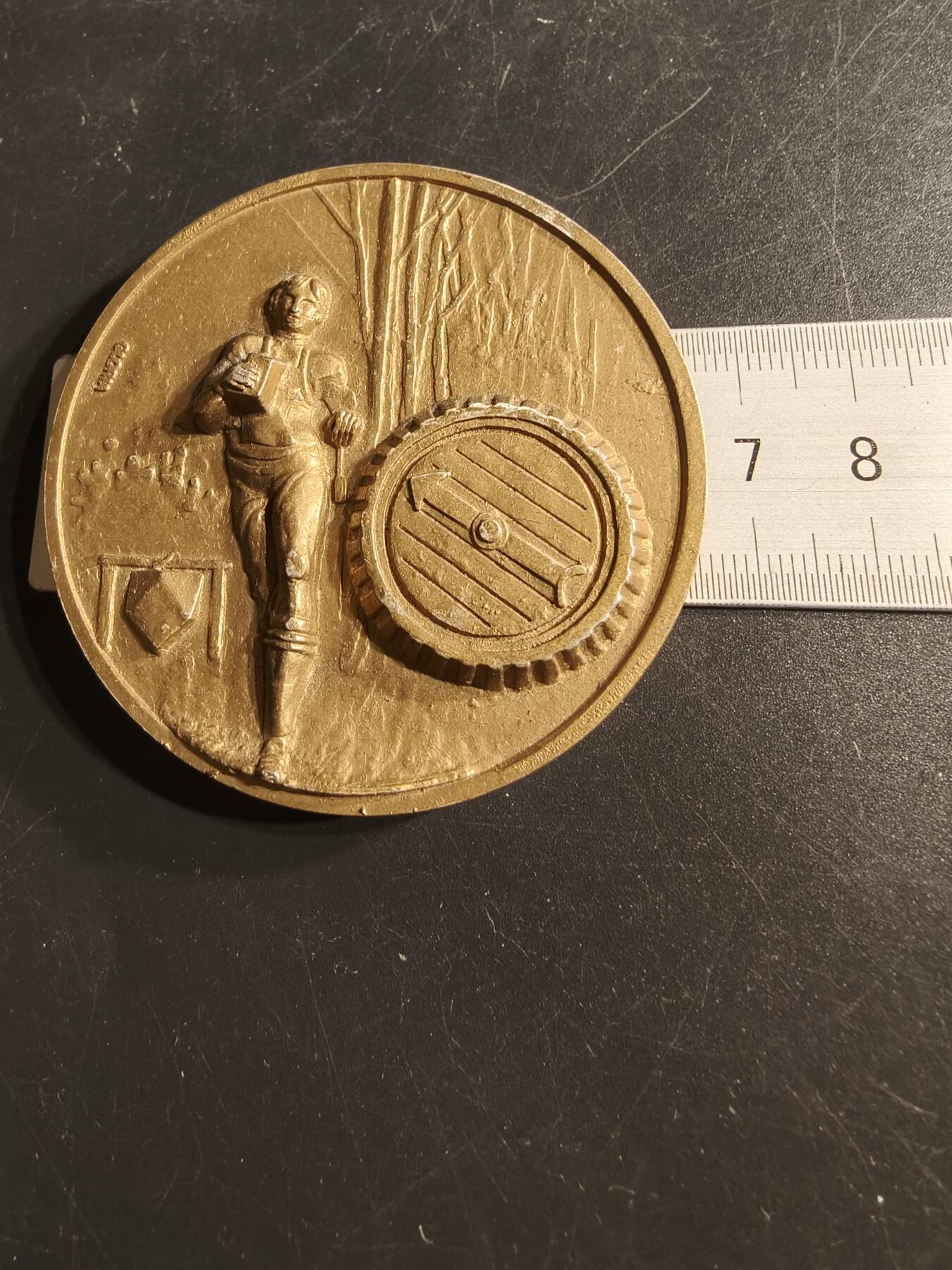 老王徽章第165期  法国田径越野纪念章    原盒损坏    直径66mm.   重量113.2g