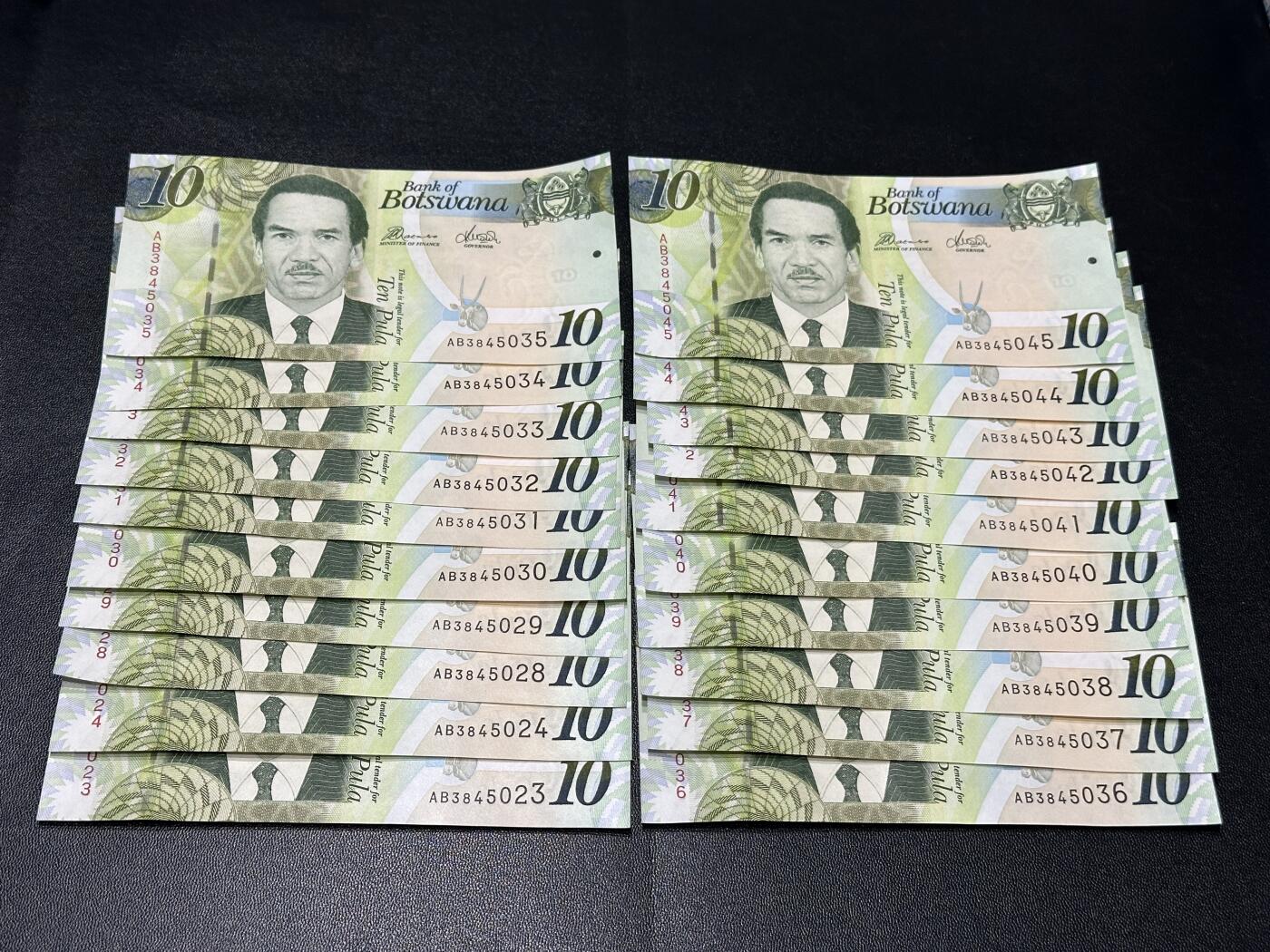 《外钞收藏家》第五百八十七期（精选场）（本平台长期征集拍品、欢迎藏友们联系合作） 博茨瓦纳10 二十张一起 大部分连号 全新UNC