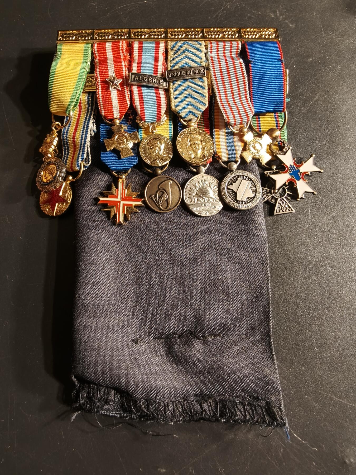 老王徽章第165期 法国二战后海外军事行动迷你联排12R.      包含北非安全行动、北非战役奖章、战伤奖章、军事奖章、欧盟老兵十字等