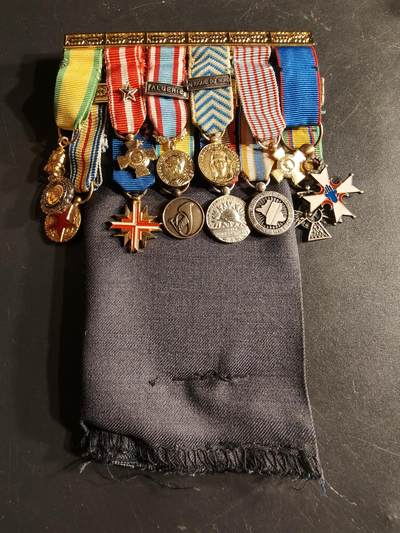 老王徽章第165期 - 法国二战后海外军事行动迷你联排12R.      包含北非安全行动、北非战役奖章、战伤奖章、军事奖章、欧盟老兵十字等