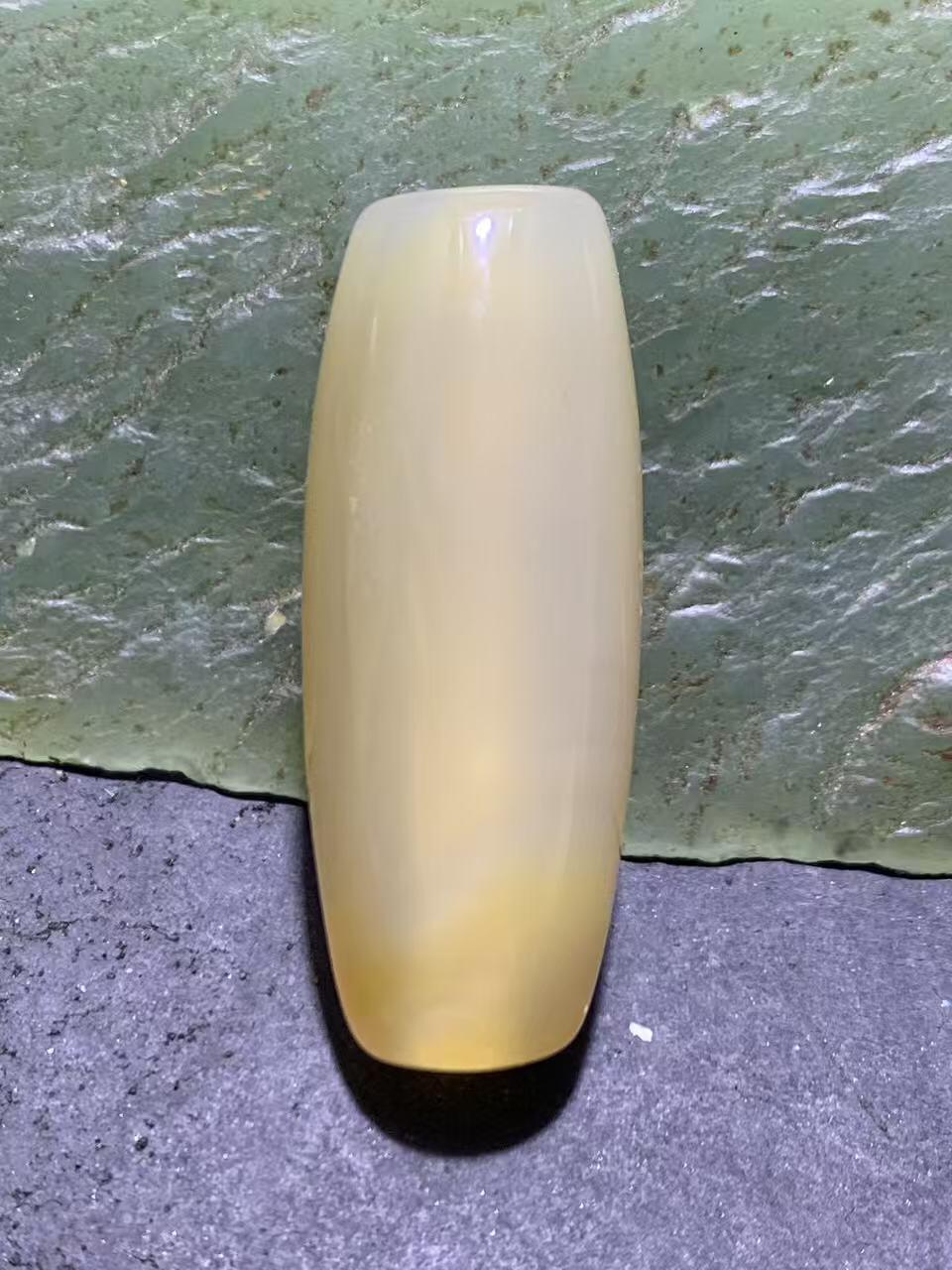 精美高玉化缠丝玛瑙随形桶珠一颗，