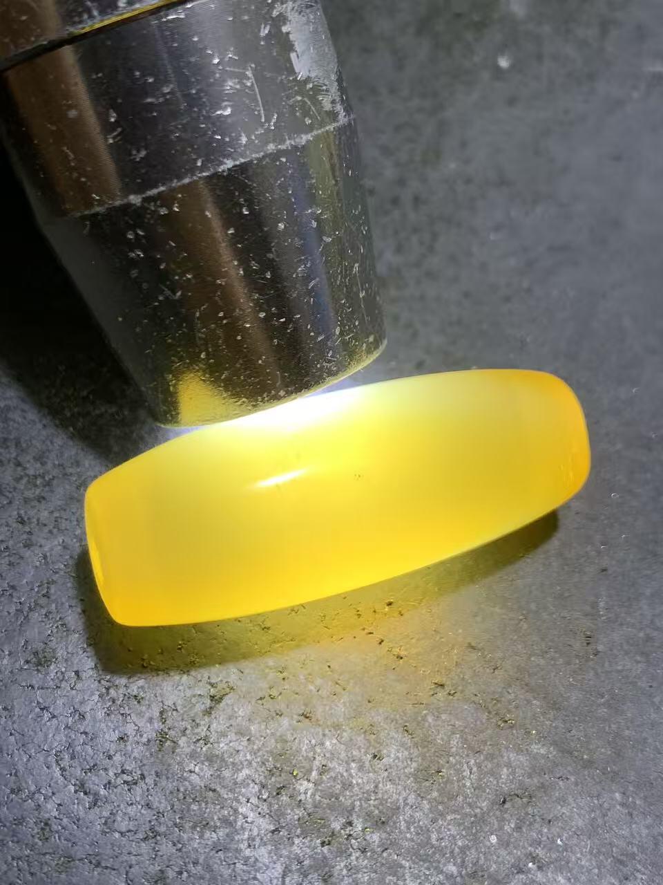 精美高玉化缠丝玛瑙随形桶珠一颗，