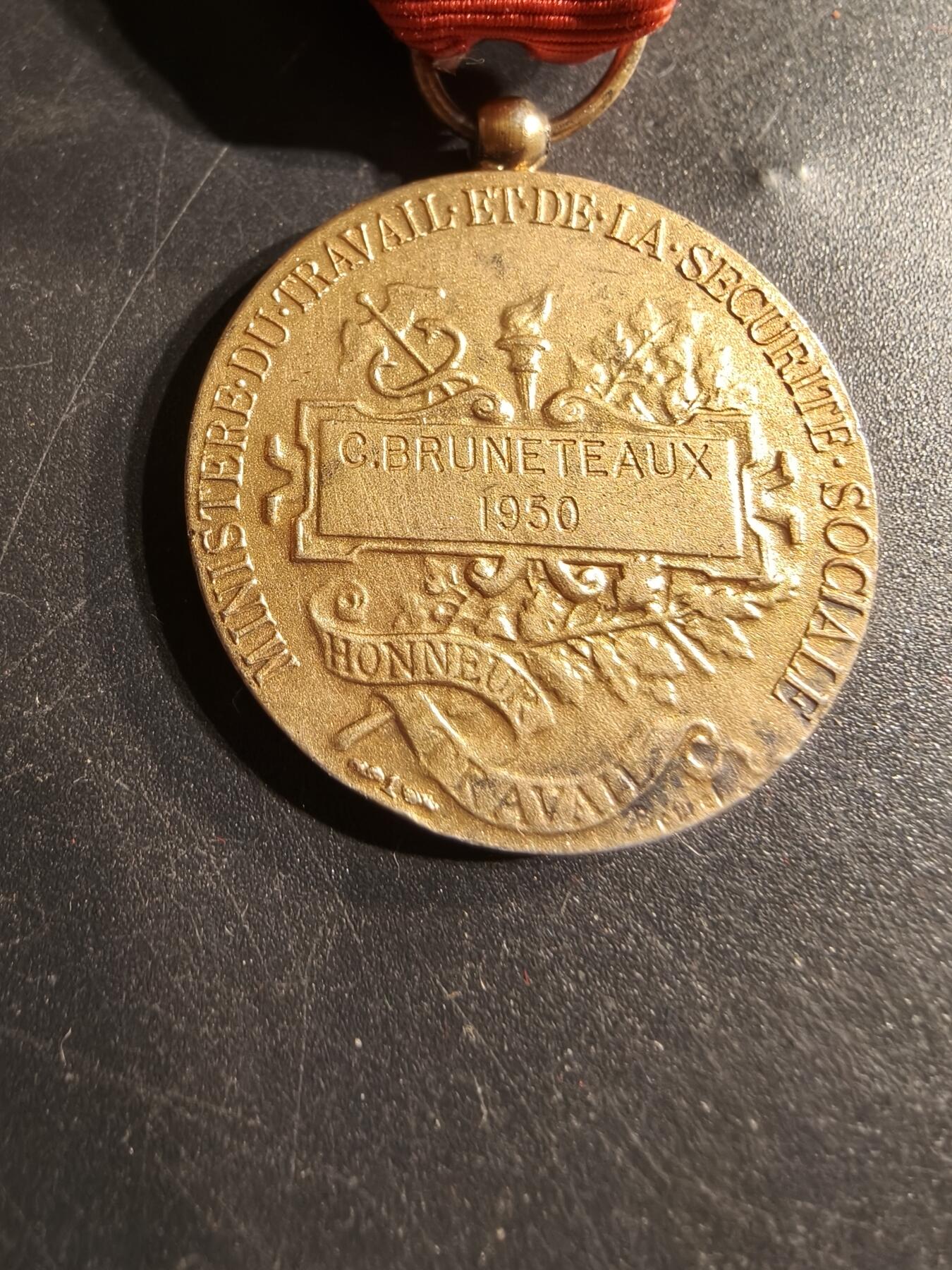 老王徽章第165期  法国金级劳工奖章    社会安全部1950年实发    950银镀金    13.5g