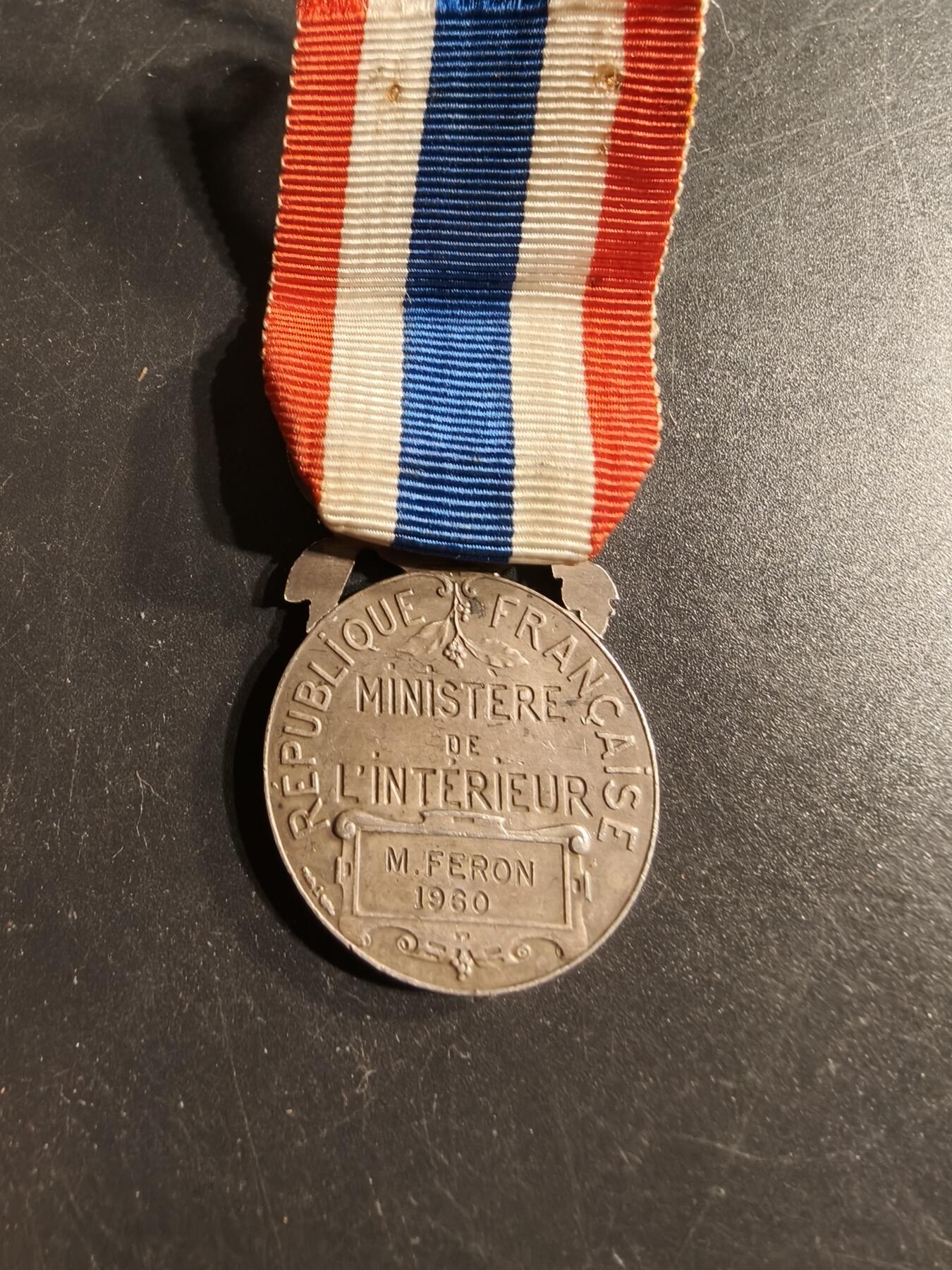 老王徽章第165期  法国银级内务部服役奖章    950银    1960年实发    12.4g