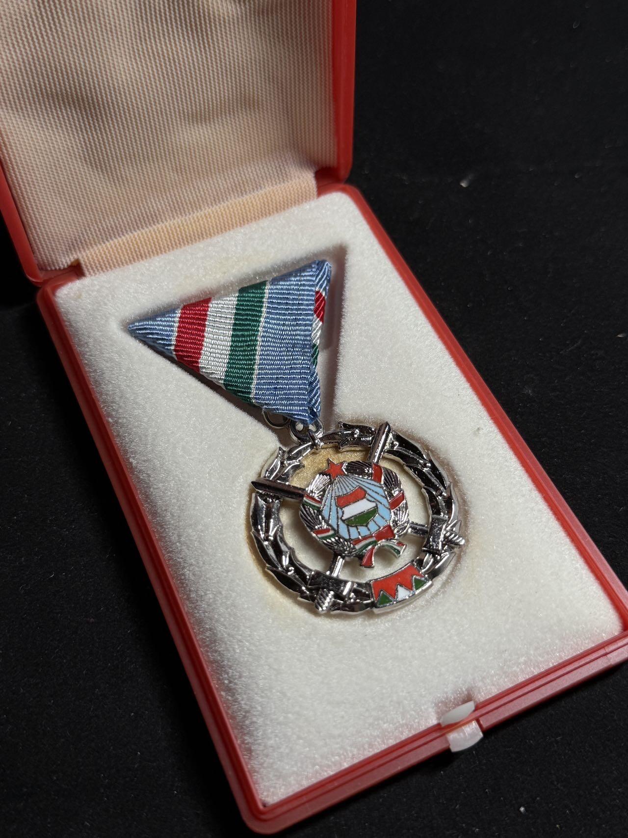 戎马世界章牌大赏第108期 匈牙利银级巩固战斗友谊奖章