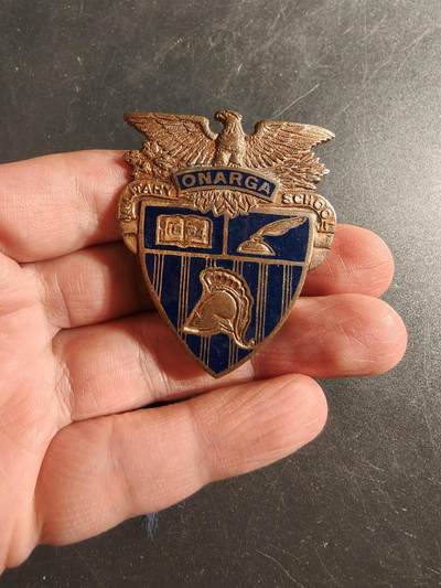 老王徽章第165期 - 美国昂纳加军事学院大檐帽帽徽