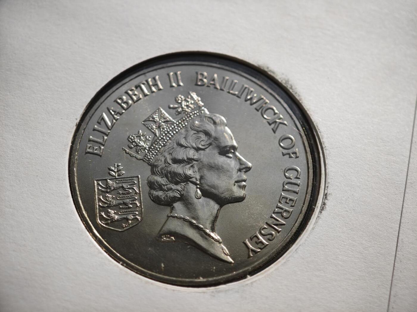 【淘币小摊】限时拍第八百零七拍  克朗币邮币封场  满百包邮可预留两周  周一统一发货    根西岛1995年二战胜利50周年2镑纪念币邮币封