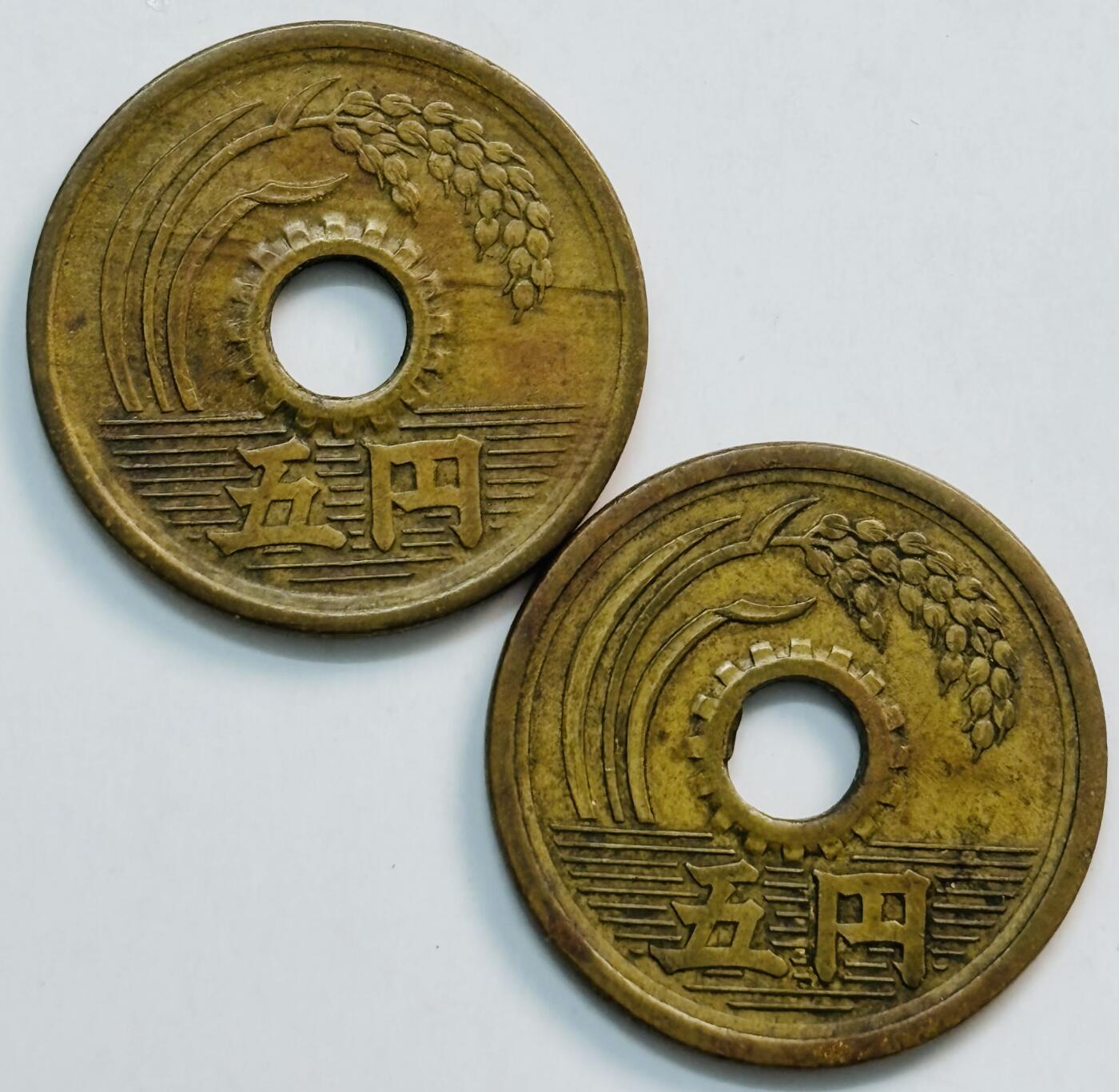 文馨钱币收藏第 282 场，【 长期接收代拍品】，加拿大老铜代用币，银币，德三系列场 日本昭和繁体国 25/26 年五元 2 枚