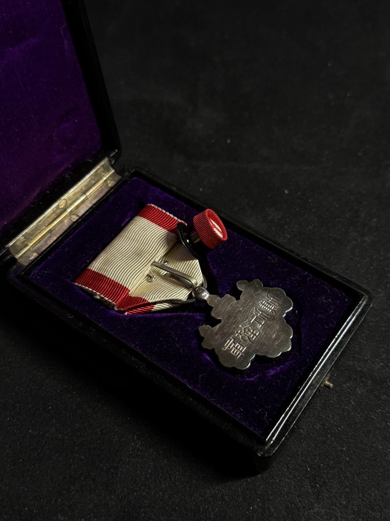 戎马世界章牌大赏第108期 勋八等白色桐叶章