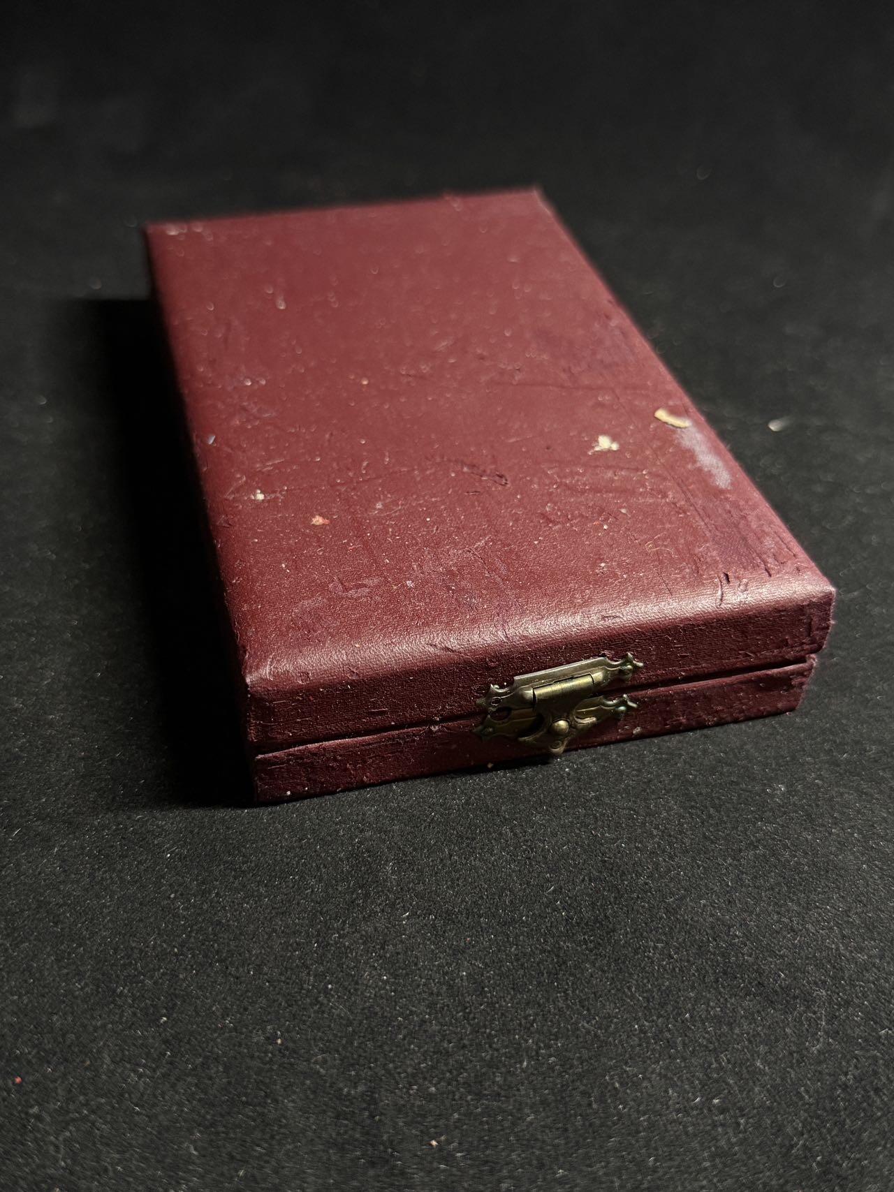 戎马世界章牌大赏第108期 匈牙利银级劳动勋章，盒子表面有破损