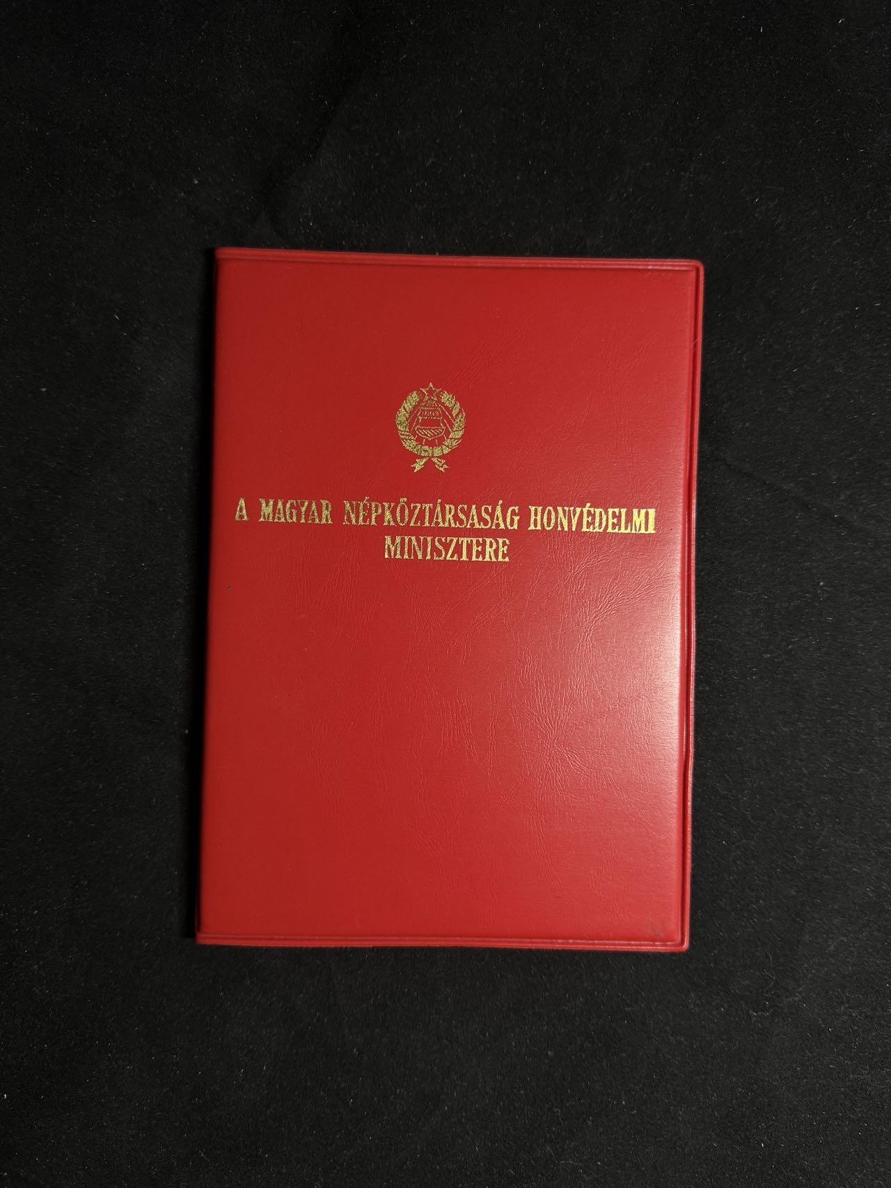 戎马世界章牌大赏第108期 匈牙利国防部授予赫拉什科女上士的服役10周年奖章证书