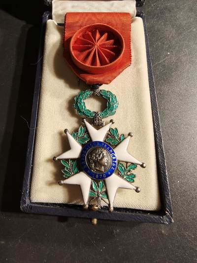 老王徽章第165期 -  法国军官级荣誉军团勋章    三共时期   原盒  银质镀金珐琅    