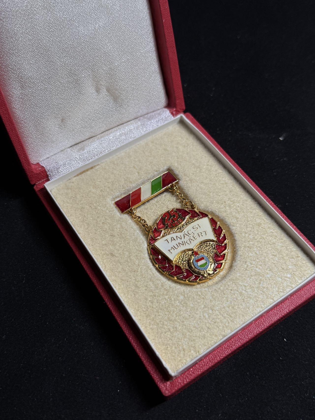 戎马世界章牌大赏第108期 匈牙利议会工作25年纪念章