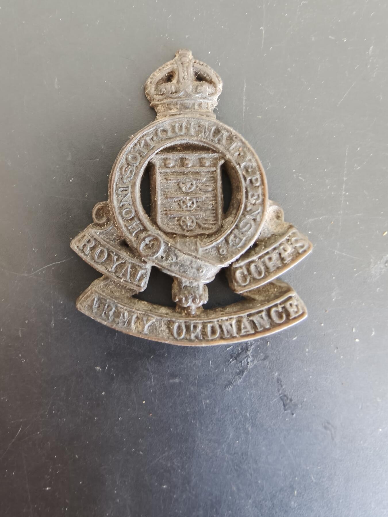 老王徽章第165期 英国皇家军械署帽徽    一战时期    背杆损坏