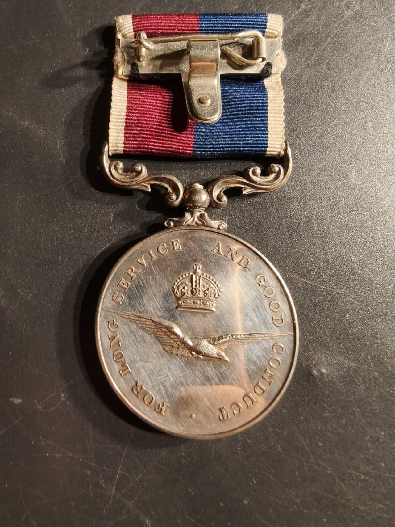 老王徽章第165期 英国皇家空军长期服役奖章     女王版本    925银    带边铭     43.6g