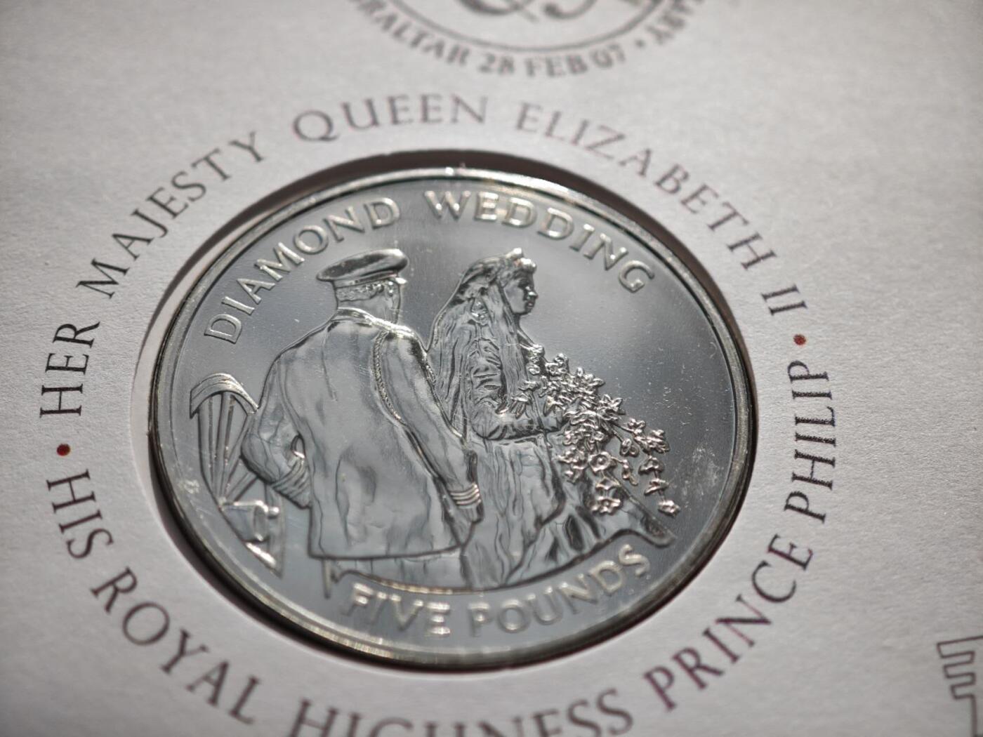 【淘币小摊】限时拍第八百零七拍  克朗币邮币封场  满百包邮可预留两周  周一统一发货   泽西岛2007年女王大婚钻禧5镑纪念币邮币封