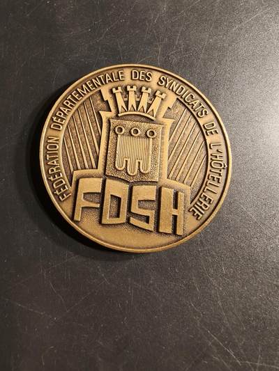 老王徽章第165期 -  法国酒店业工会地区联合会大铜章    直径61mm.   重量86.3g