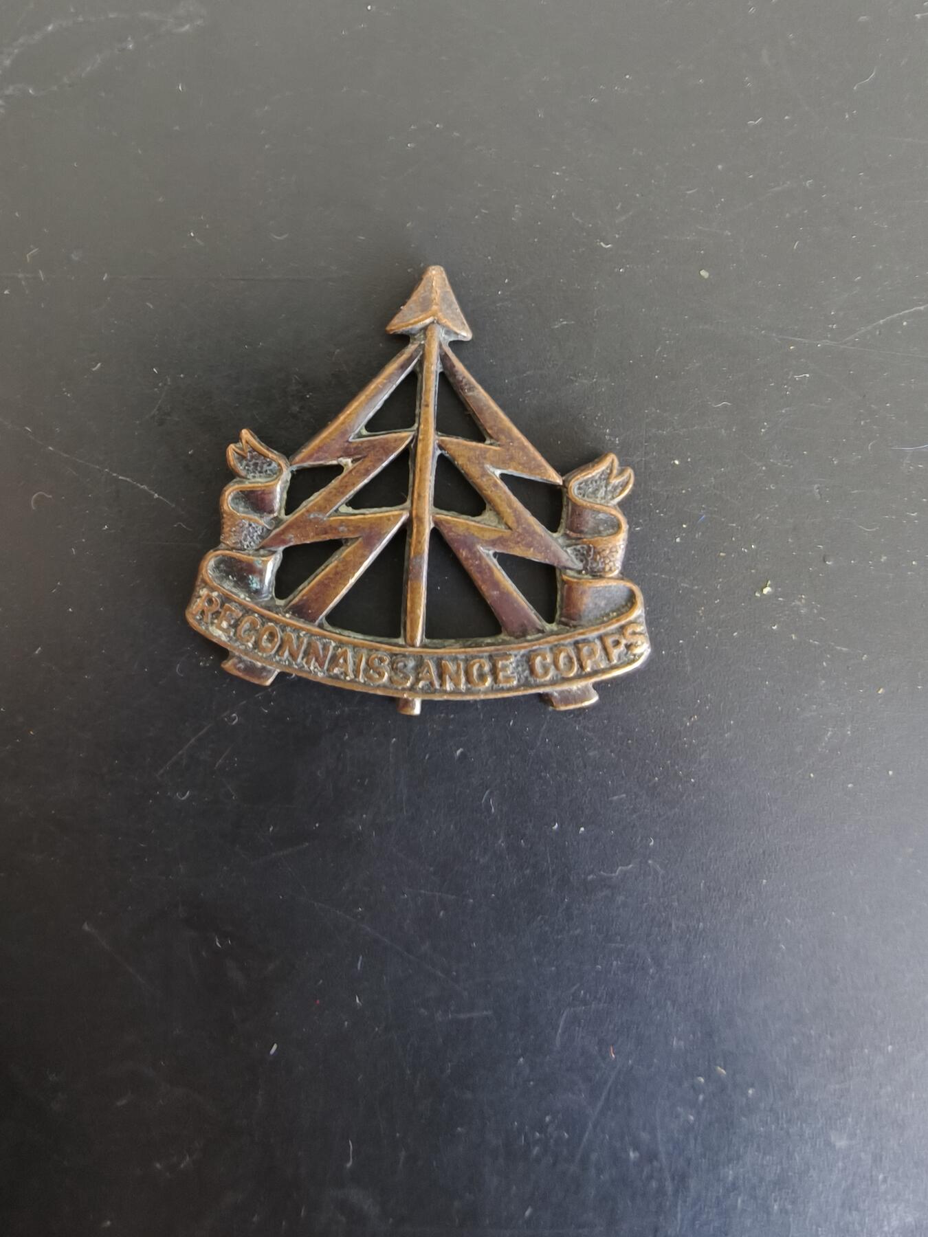 老王徽章第165期 英国皇家侦察兵团帽徽    二战时期    背杆损坏