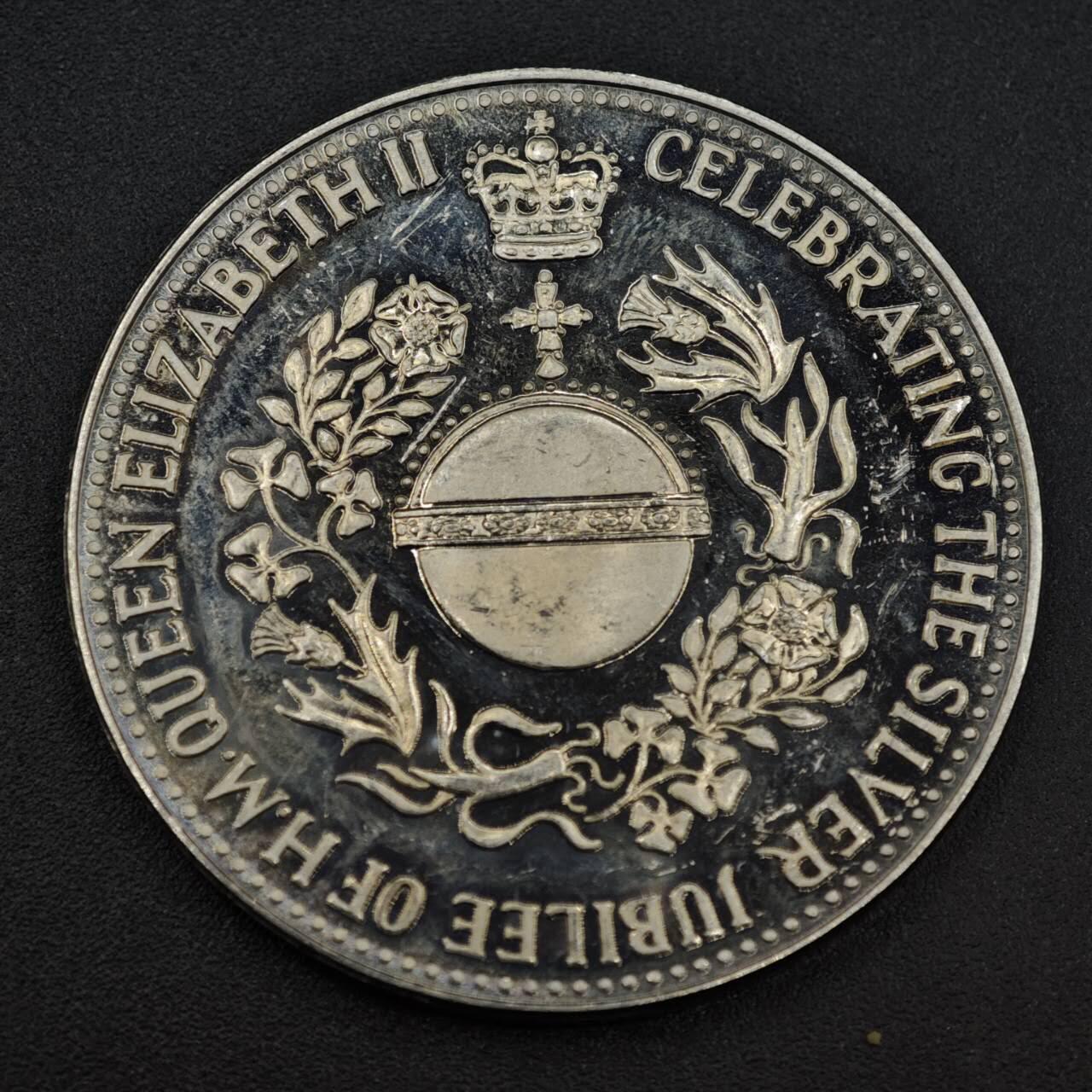 【淘币小摊】限时拍第八百零七拍  克朗币邮币封场  满百包邮可预留两周  周一统一发货   1977年女王登基银禧纪念章