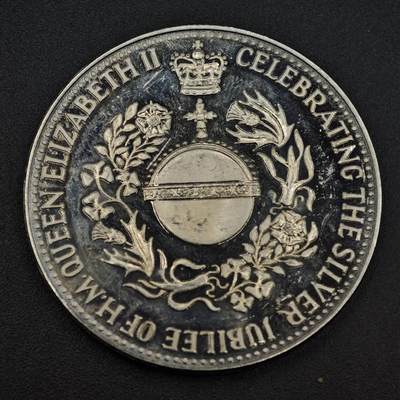 【淘币小摊】限时拍第八百零七拍  克朗币邮币封场  满百包邮可预留两周  周一统一发货  -  1977年女王登基银禧纪念章