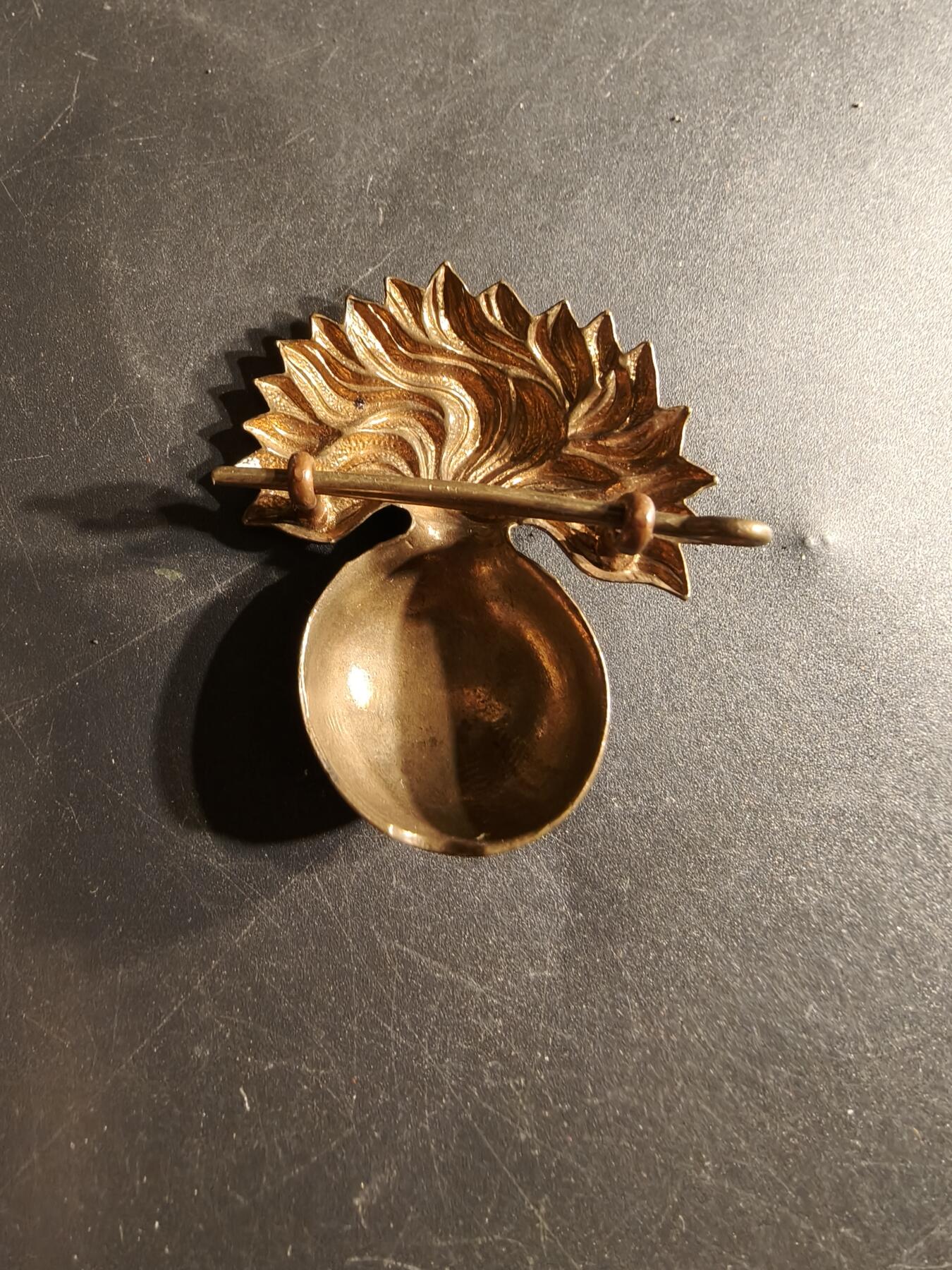 老王徽章第165期 英国近卫掷弹步兵团帽徽     一战时期    带插销