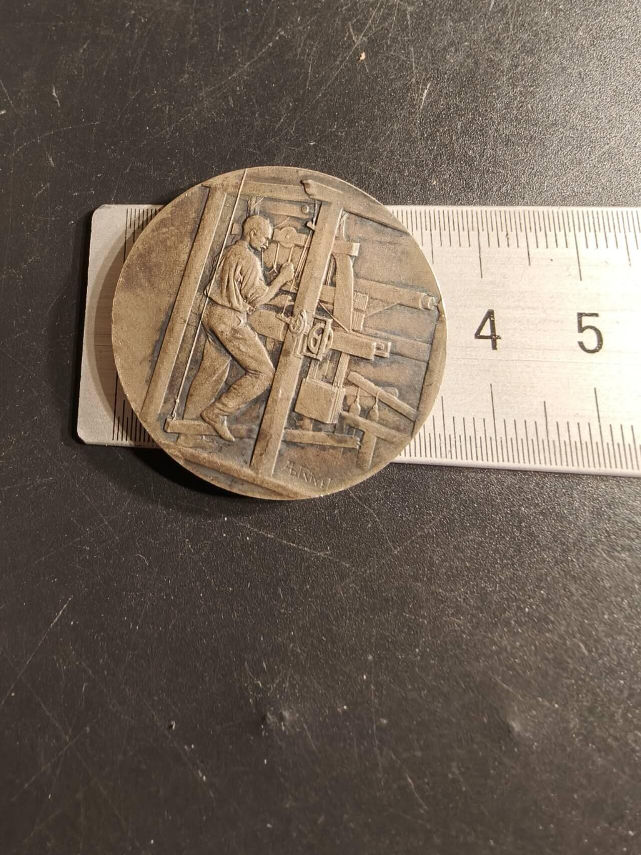 老王徽章第165期 法国棉纺织工业协会大银章    原盒     950银     直径36mm.    重量21.3g