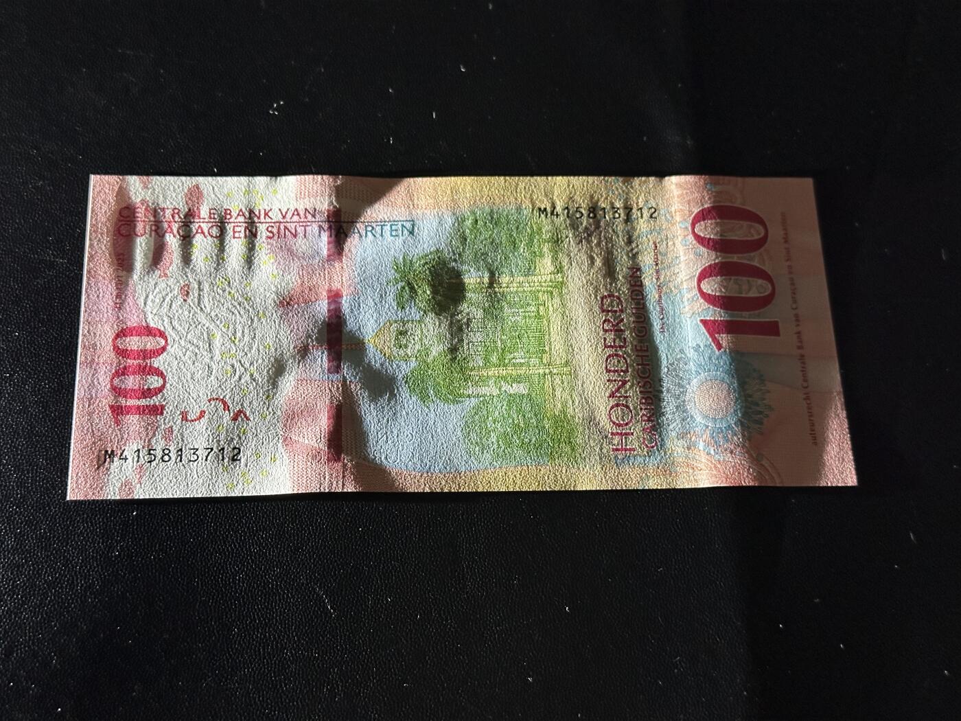 《外钞收藏家》第五百八十七期（精选场）（本平台长期征集拍品、欢迎藏友们联系合作） 2025年版库拉索和圣马丁100盾 全新UNC 尾712