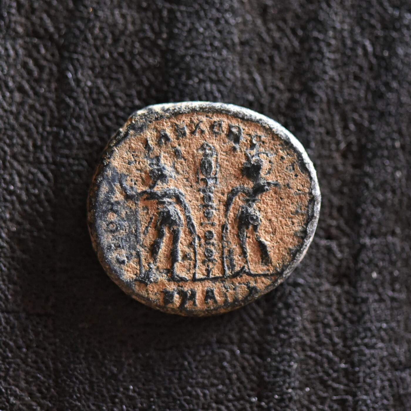 【良泉】第42期【自动场】12月4日晚19.30点开拍！99枚域外古代钱币专场  【发丝清晰】公元337-361年【古罗马】君士坦提乌斯二世“士兵军旗”铜币，1.84克