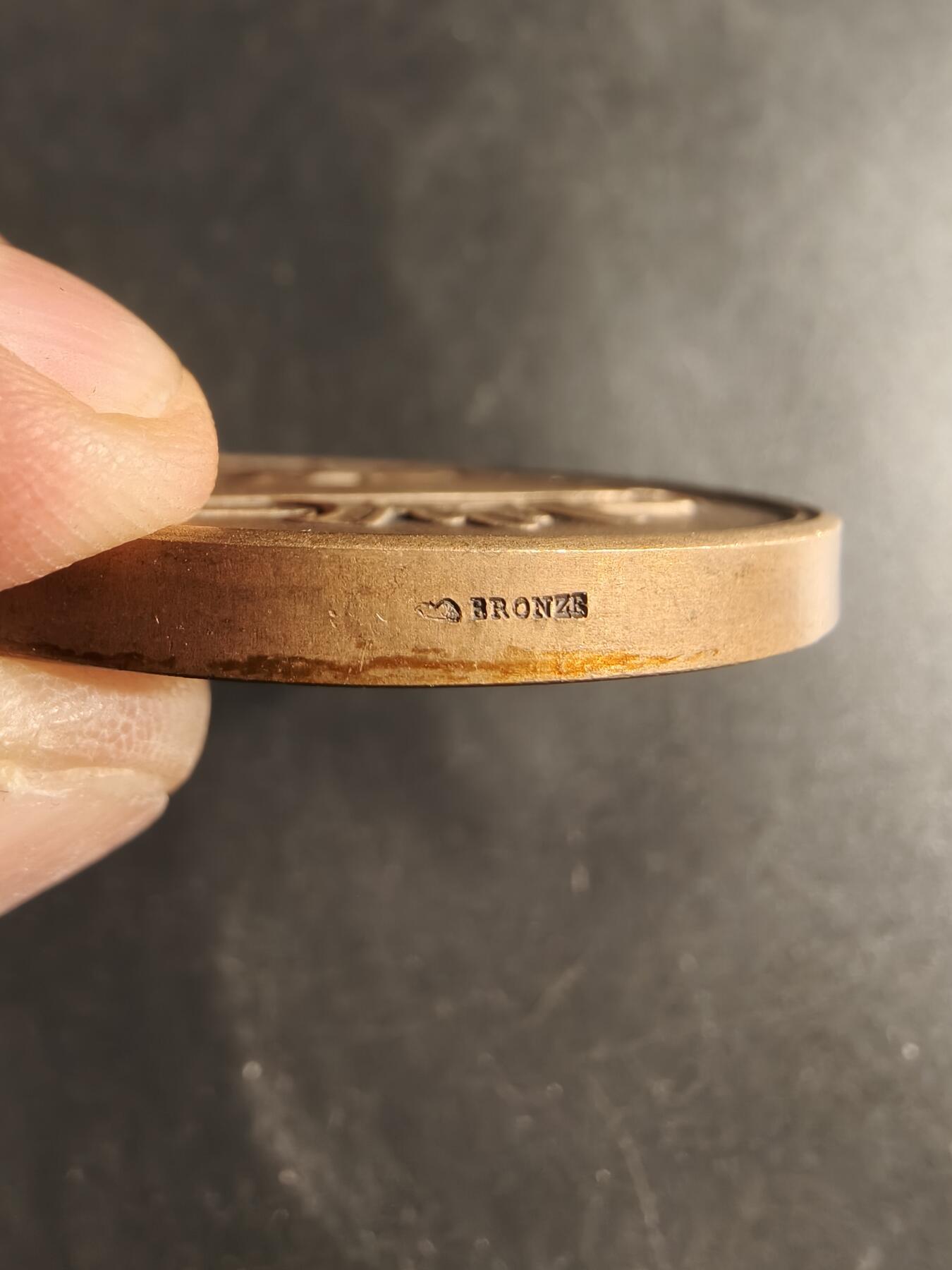 老王徽章第165期 法国穆兰市国家音乐学校大铜章     直径50mm.    重量74.1g