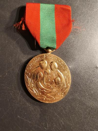 老王徽章第165期 -  法国金级母亲奖章