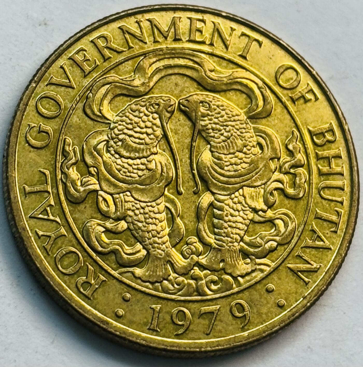 文馨钱币收藏第 282 场，【 长期接收代拍品】，加拿大老铜代用币，银币，德三系列场 原铜光 1979 年 不丹25 切特鲁姆黄锦鲤八宝双鱼十字金刚杵，第四版独年份有磁版