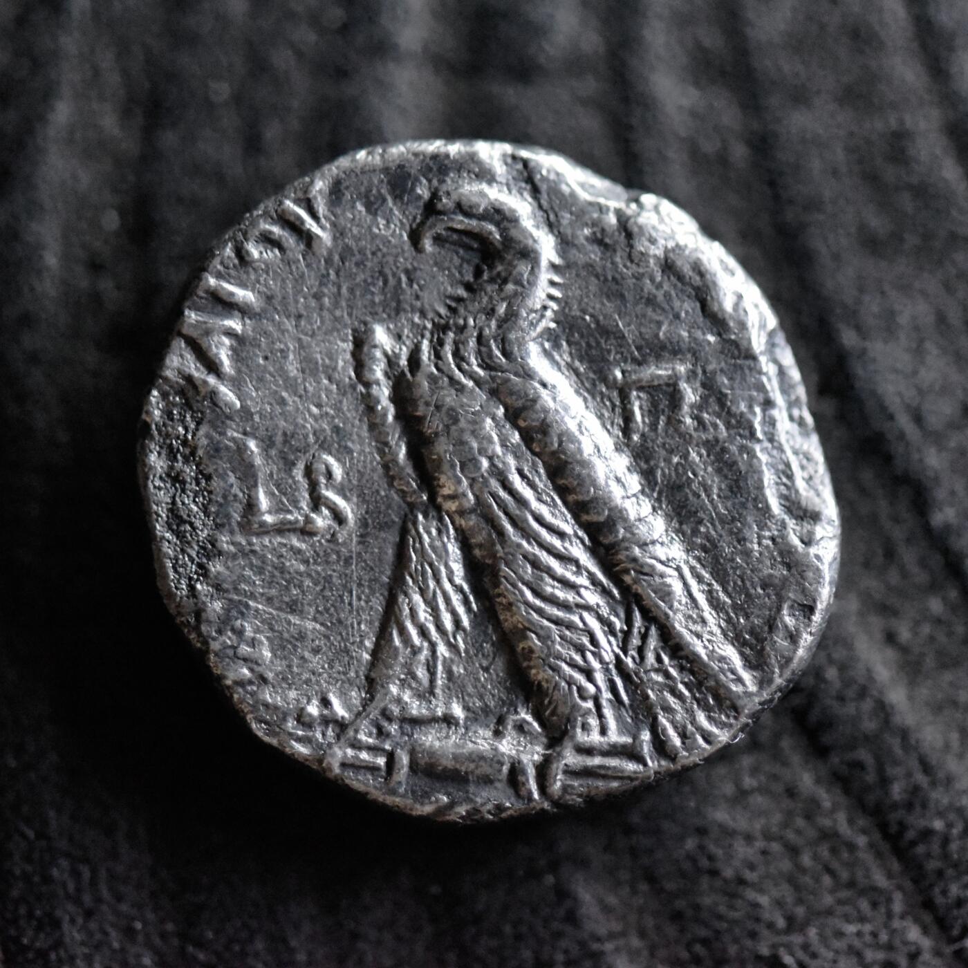 【良泉】第42期【自动场】12月4日晚19.30点开拍！99枚域外古代钱币专场  11.67克，公元前116-115年【古希腊】埃及托勒密王朝，托勒密九世和克里奥帕特拉三世，在位第二年 为展现正统性打制的祖先托勒密一世头像 四德拉克马银币，边缘有原坑锈蚀，适合包镶