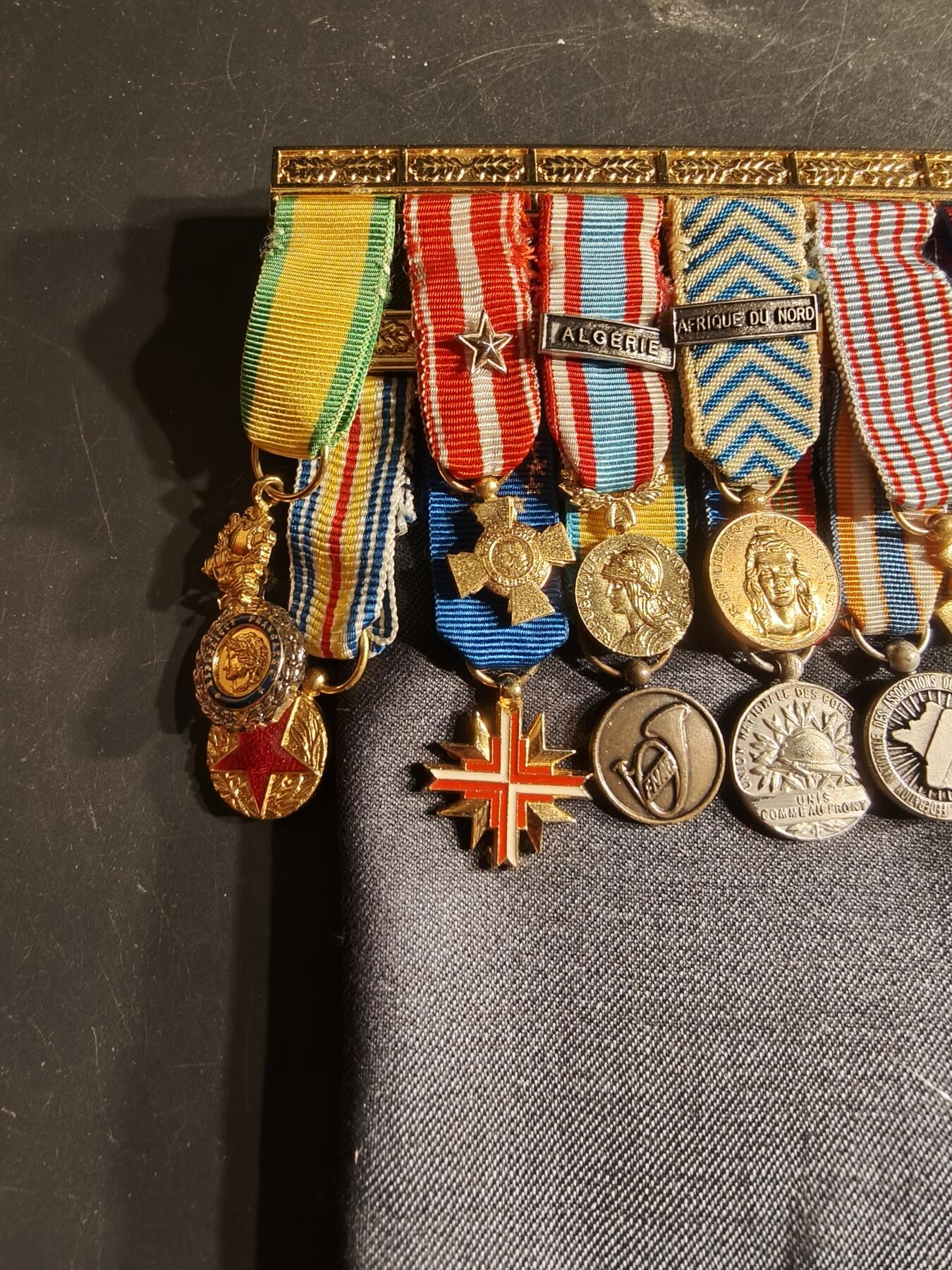 老王徽章第165期 法国二战后海外军事行动迷你联排12R.      包含北非安全行动、北非战役奖章、战伤奖章、军事奖章、欧盟老兵十字等