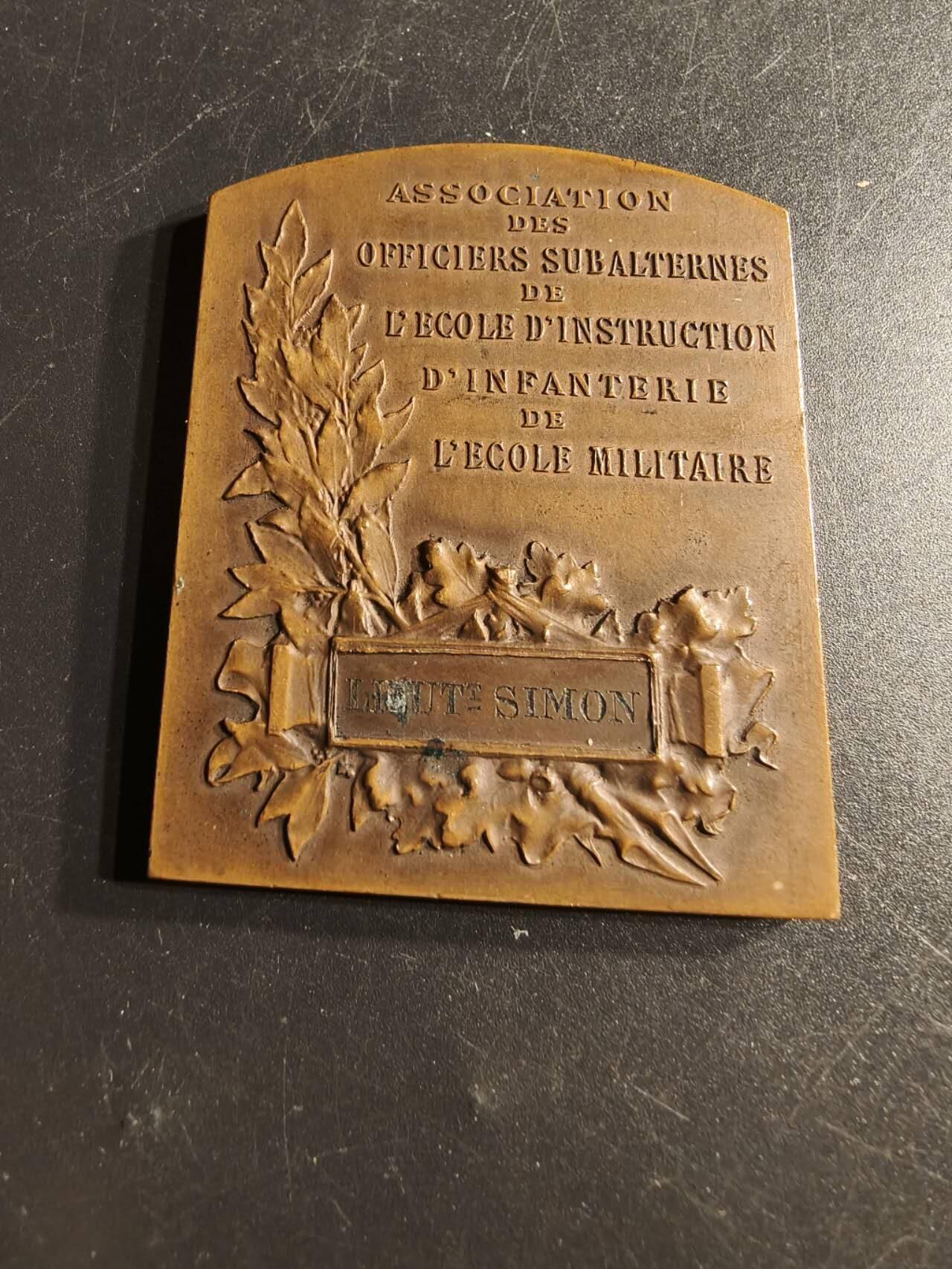 老王徽章第165期 法国陆军军官学院步兵教育学校初级军官协会方形大铜章    带盒子      尺寸44×56mm.    重量65.3g