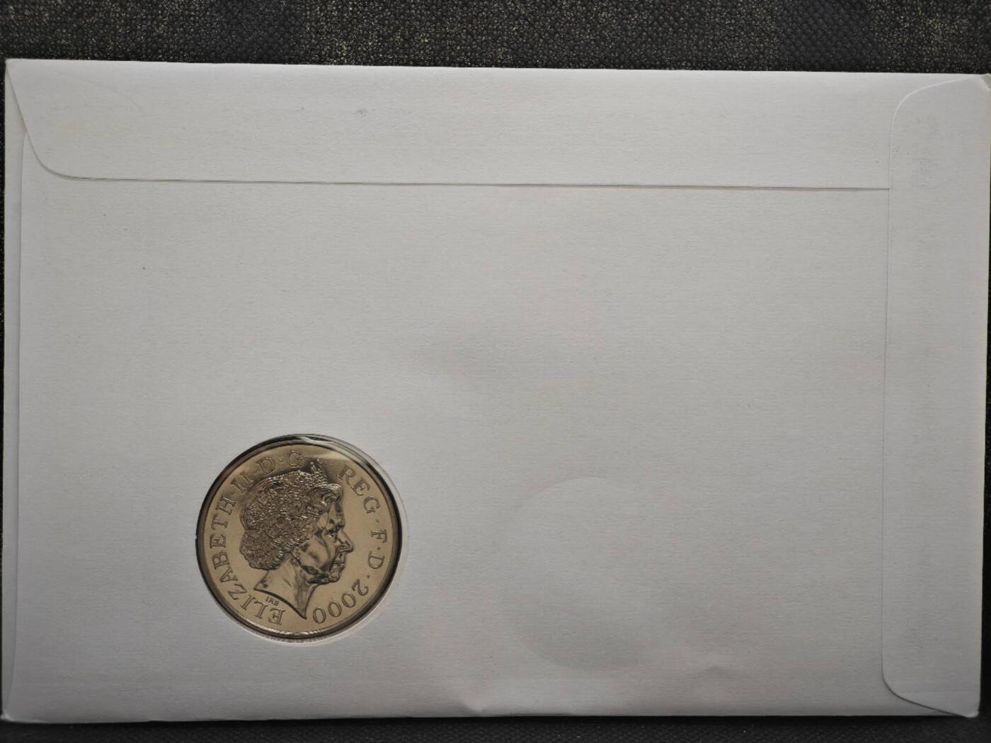 【淘币小摊】限时拍第八百零七拍  克朗币邮币封场  满百包邮可预留两周  周一统一发货    英国2000年女王母亲5镑纪念币邮币封