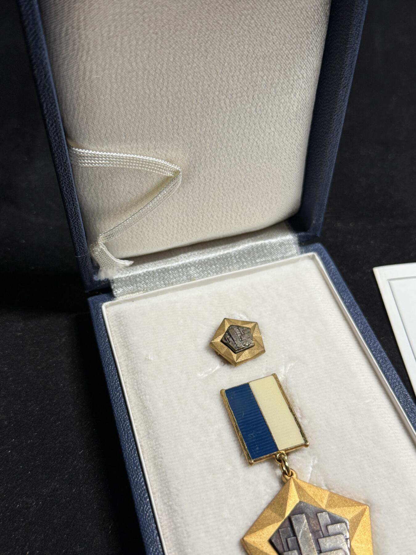 戎马世界章牌大赏第108期 匈牙利优秀建筑师奖章带佩戴许可证