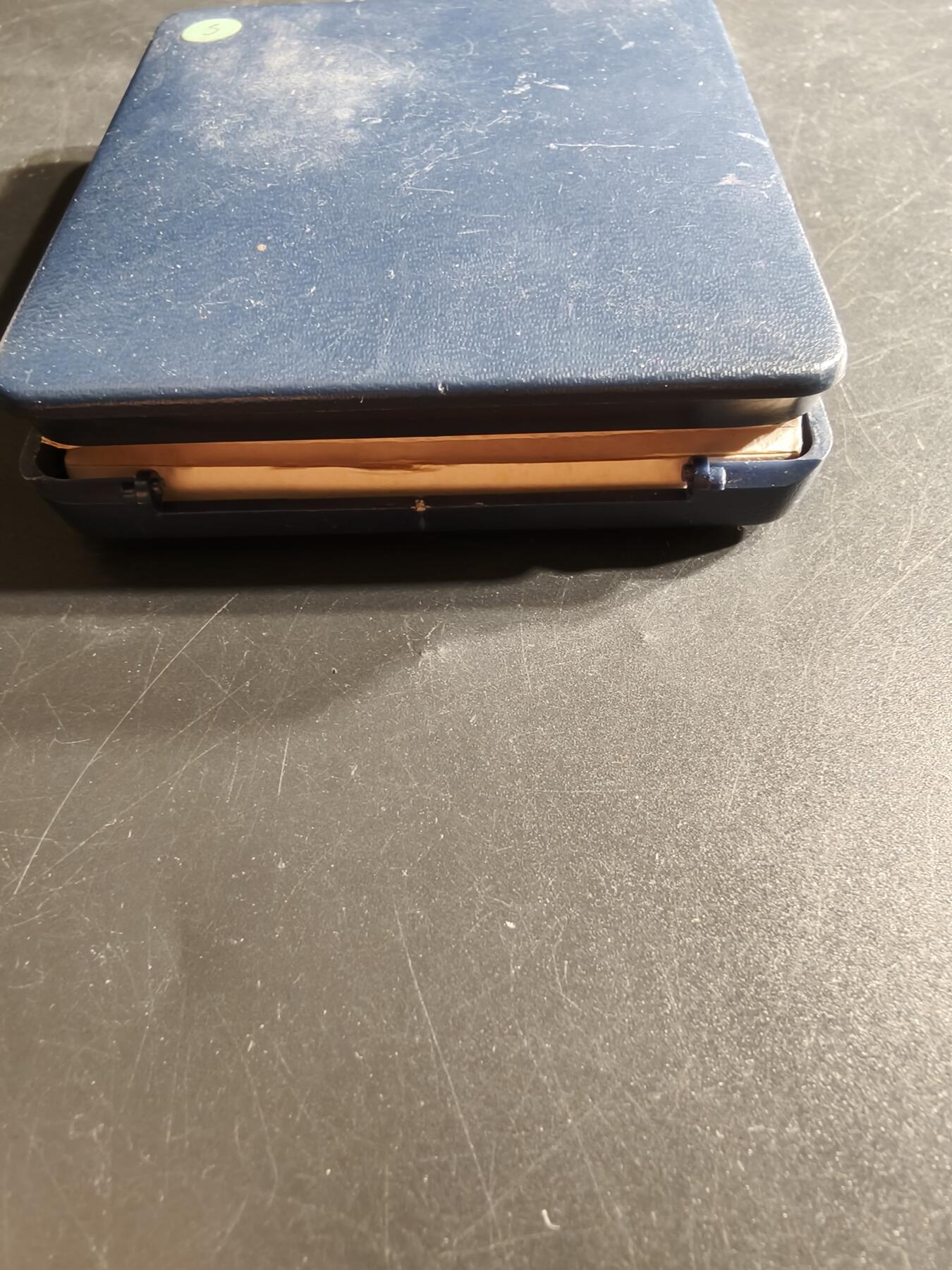 老王徽章第165期  法国田径越野纪念章    原盒损坏    直径66mm.   重量113.2g