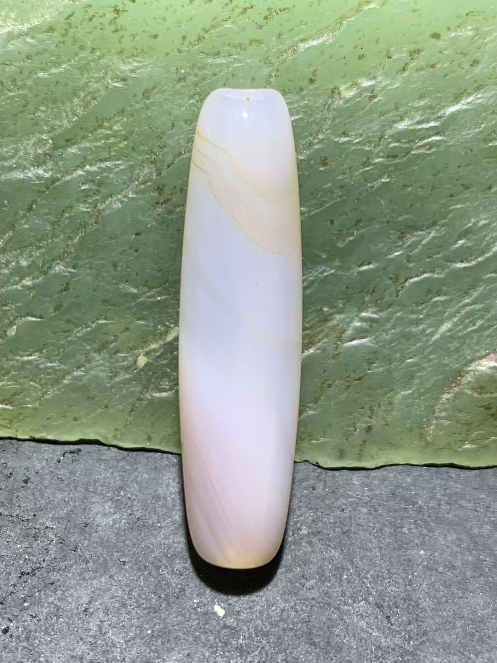 高玉化通货缠丝玛瑙桶珠一颗，，。